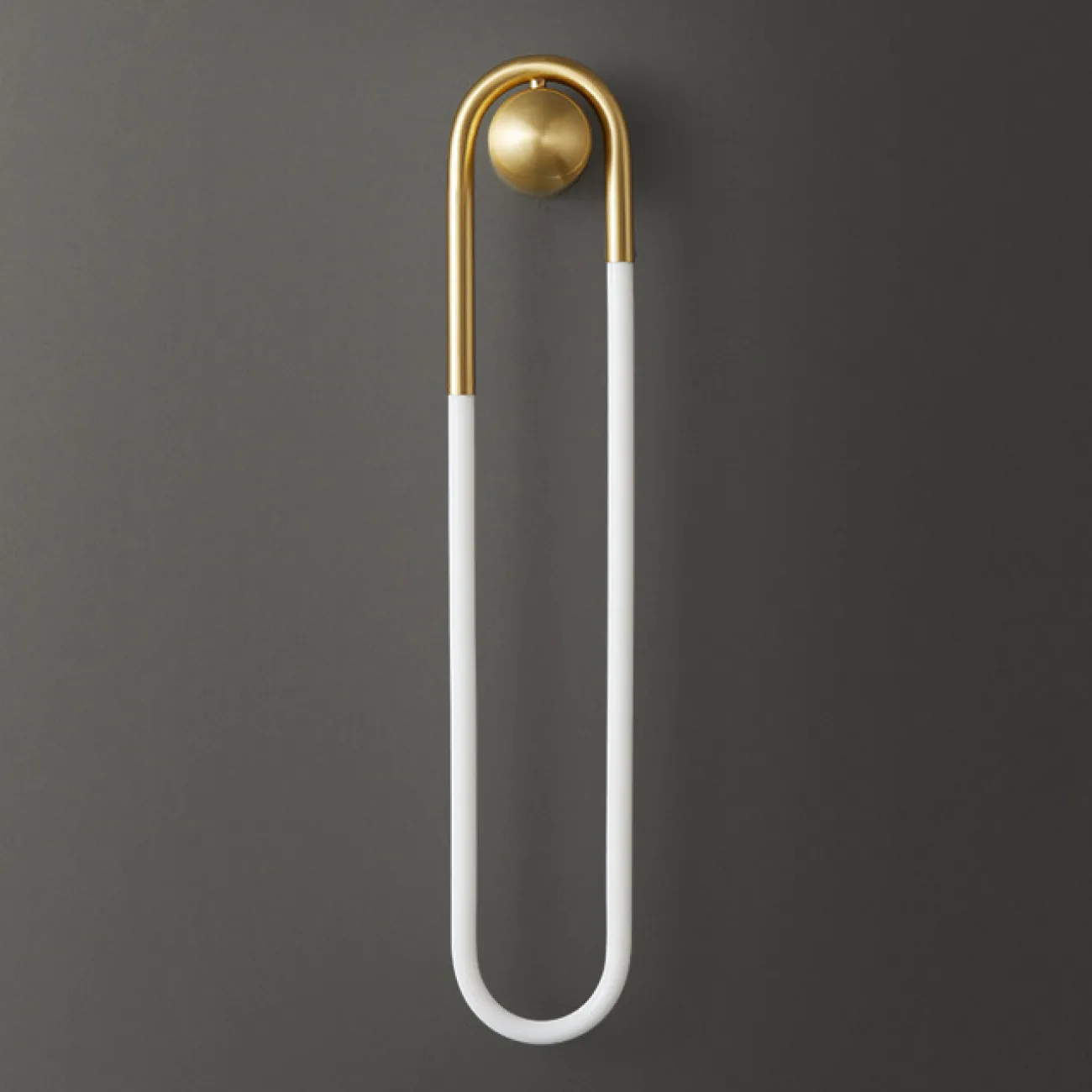 Серия настенных светодиодных светильников с закольцованным трубчатым корпусом на круглом креплении GABI WALL H75 Brass