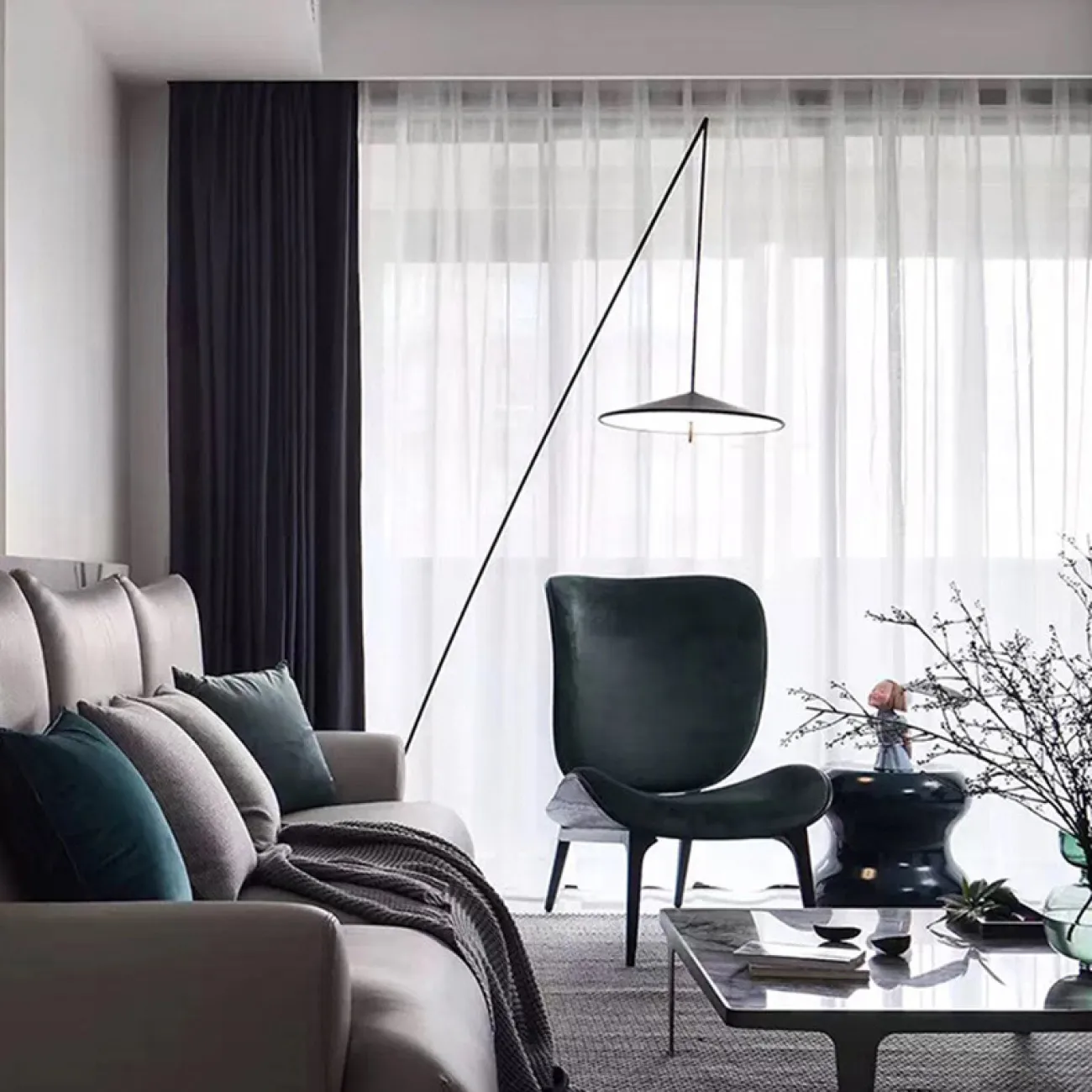 Светодиодный торшер с коническим основанием и плафоном на угловой наклоненной стойке MAUNO Светодиодный торшер с коническим основанием и плафоном на угловой наклоненной стойке MAUNO