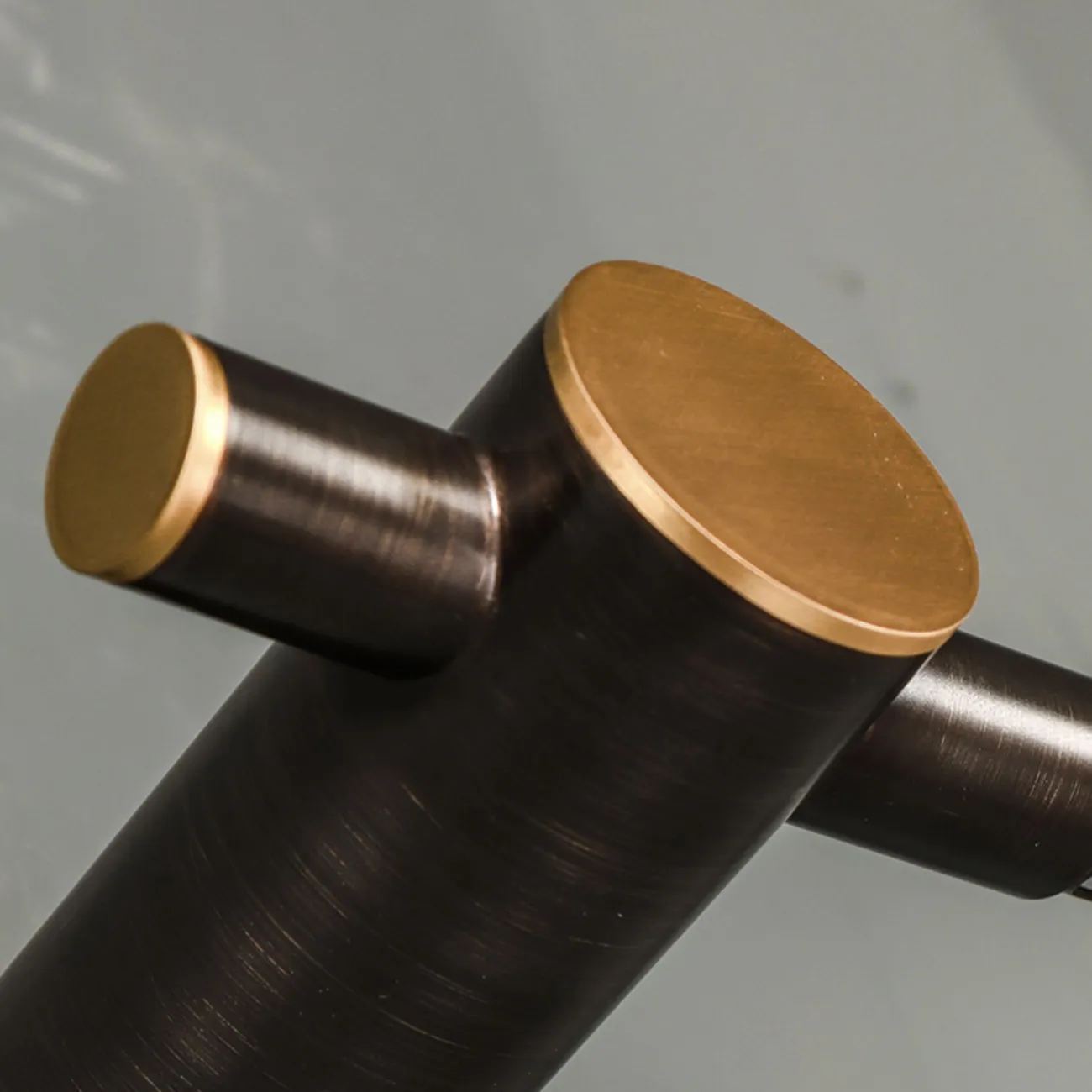 Серия настенных светодиодных светильников с вытянутым трубчатым корпусом из настоящей и черненой латуни JARED H60 Black Серия настенных светодиодных светильников с вытянутым трубчатым корпусом из настоящей и черненой латуни JARED H60 Black