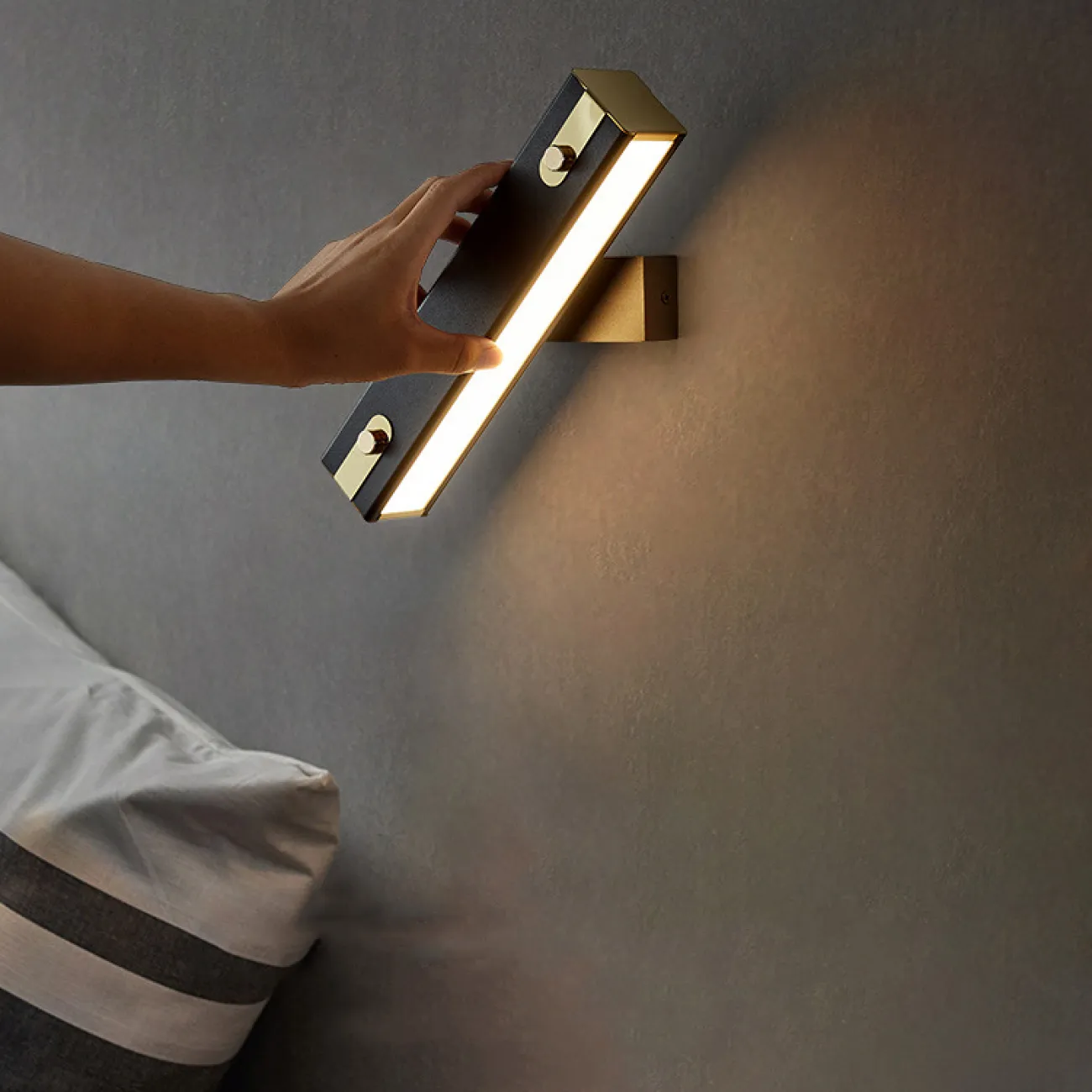 Серия настенных светильников с вытянутыми LED-панелями по бокам поворотного плафона прямоугольной формы MARK A Black Серия настенных светильников с вытянутыми LED-панелями по бокам поворотного плафона прямоугольной формы MARK A Black