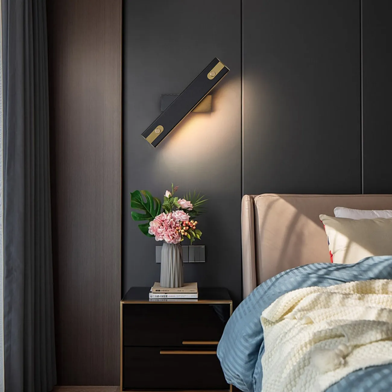 Серия настенных светильников с вытянутыми LED-панелями по бокам поворотного плафона прямоугольной формы MARK A Black Серия настенных светильников с вытянутыми LED-панелями по бокам поворотного плафона прямоугольной формы MARK A Black