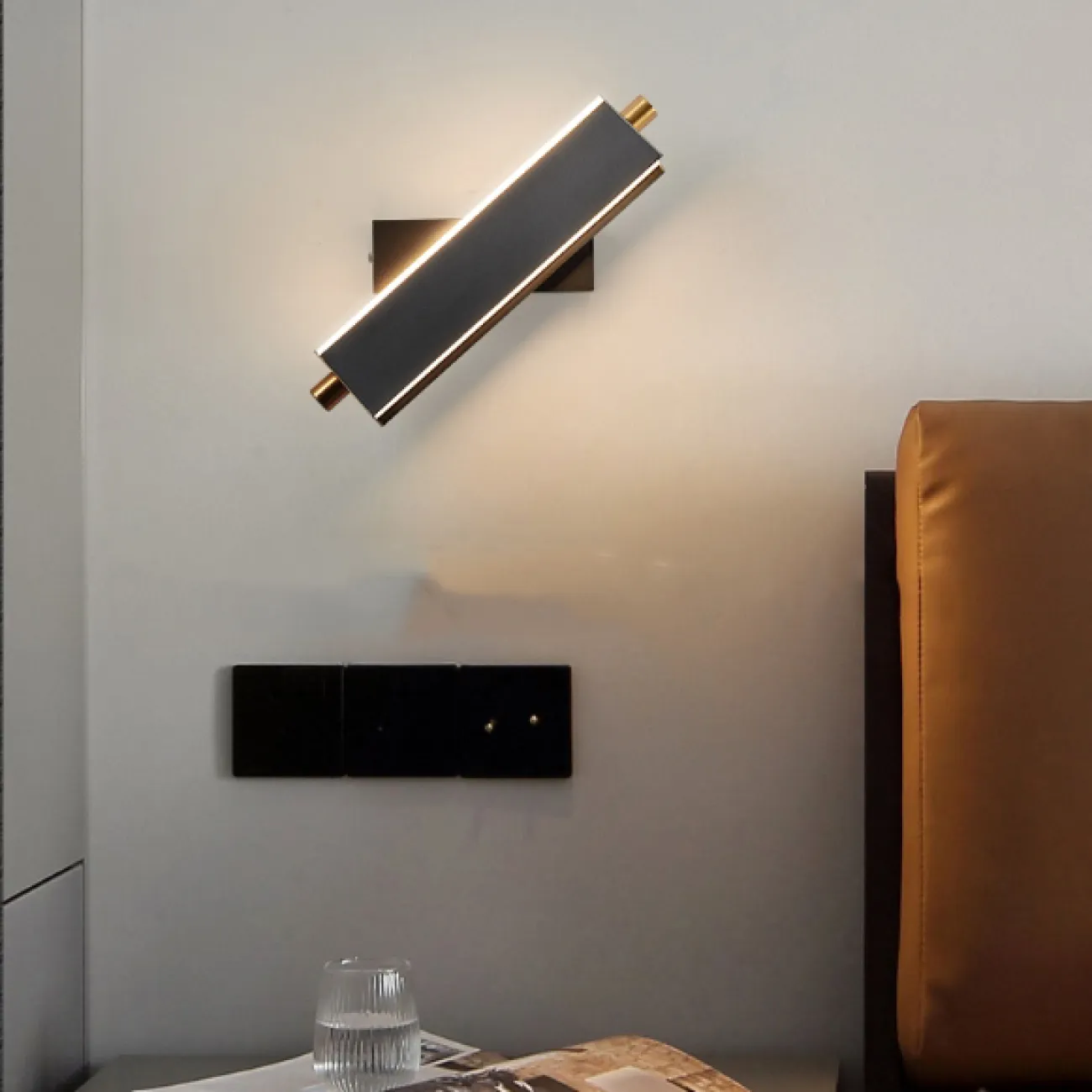 Серия настенных светильников с вытянутыми LED-панелями по бокам поворотного плафона прямоугольной формы MARK A Black Серия настенных светильников с вытянутыми LED-панелями по бокам поворотного плафона прямоугольной формы MARK A Black