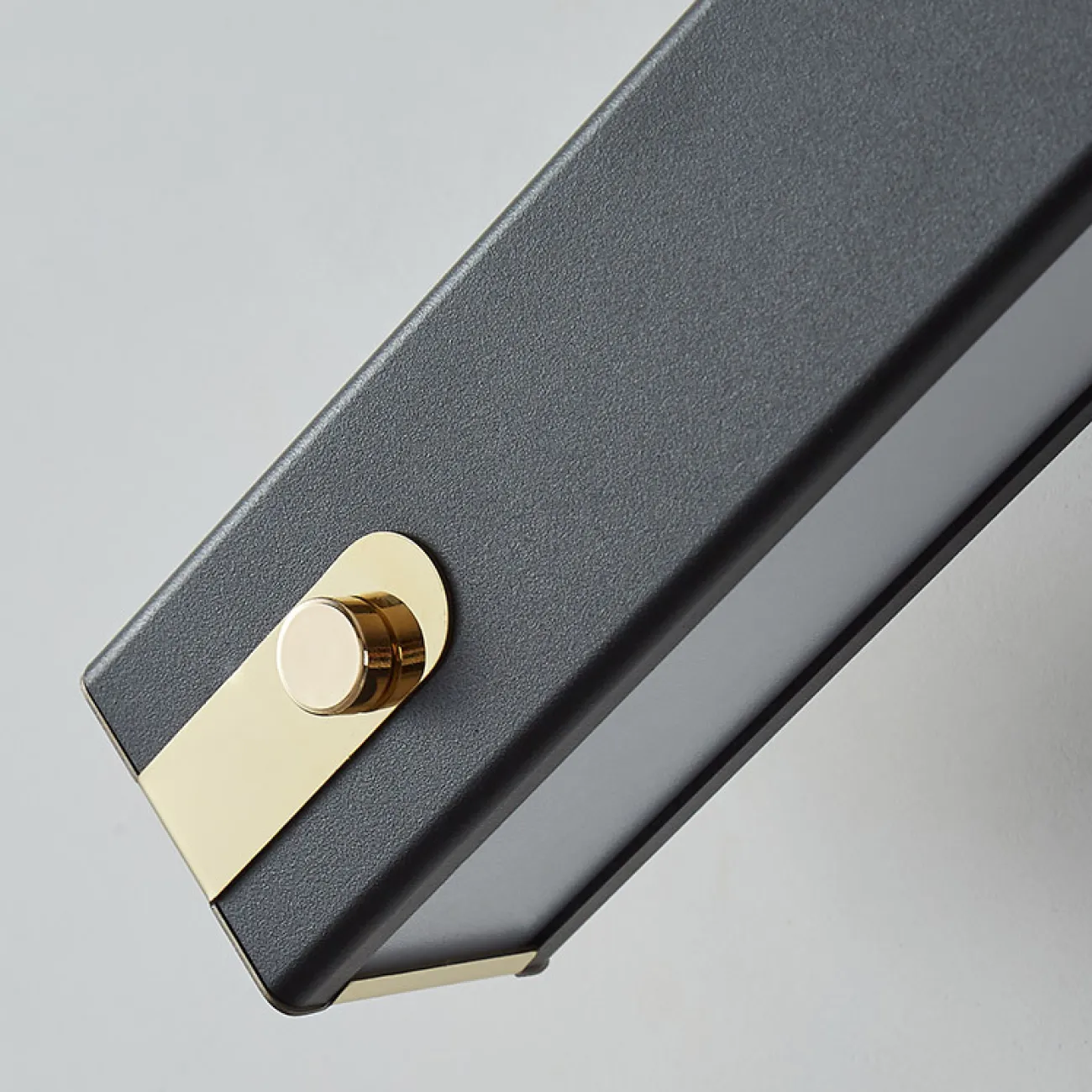 Серия настенных светильников с вытянутыми LED-панелями по бокам поворотного плафона прямоугольной формы MARK A Black Серия настенных светильников с вытянутыми LED-панелями по бокам поворотного плафона прямоугольной формы MARK A Black