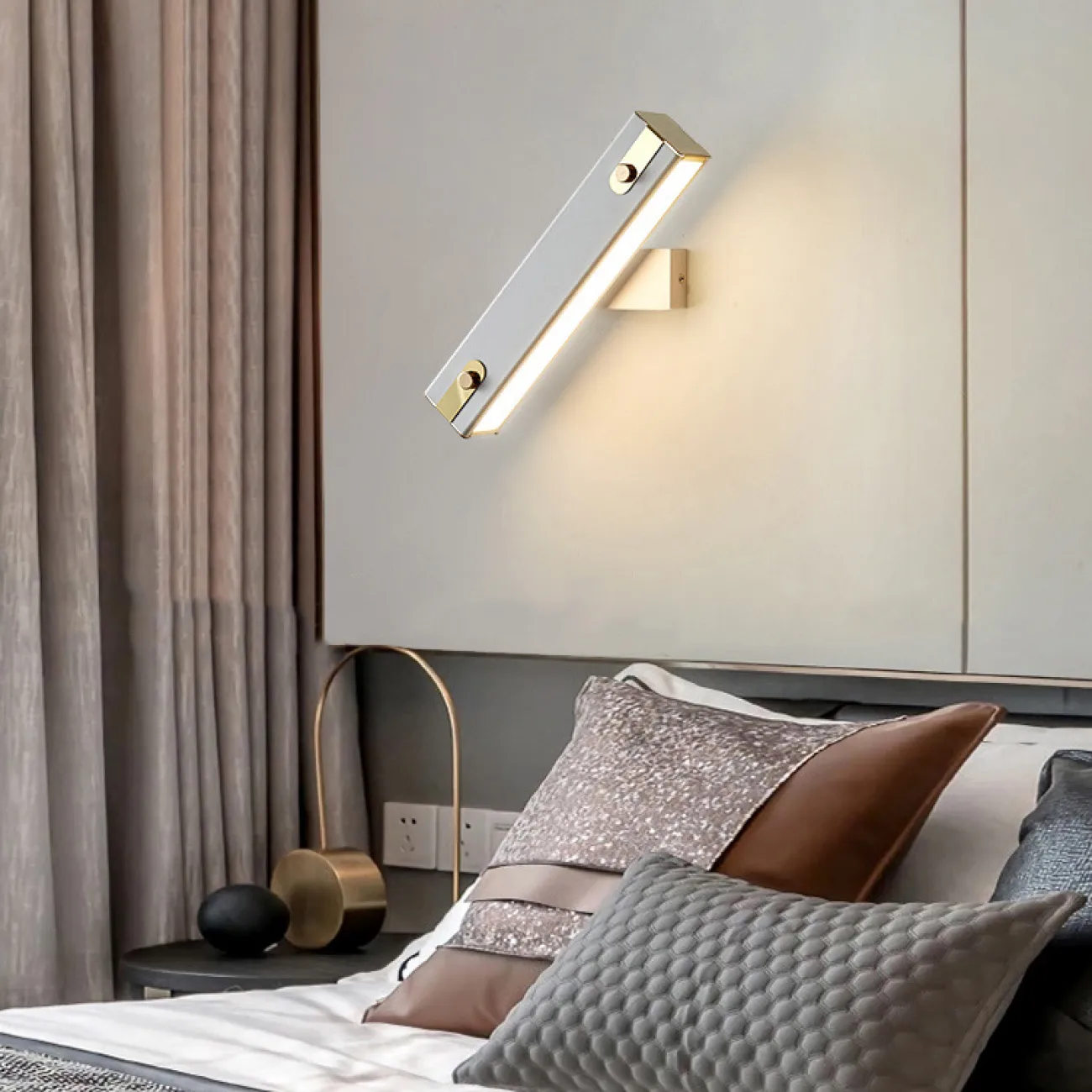 Серия настенных светильников с вытянутыми LED-панелями по бокам поворотного плафона прямоугольной формы MARK A Black Серия настенных светильников с вытянутыми LED-панелями по бокам поворотного плафона прямоугольной формы MARK A Black