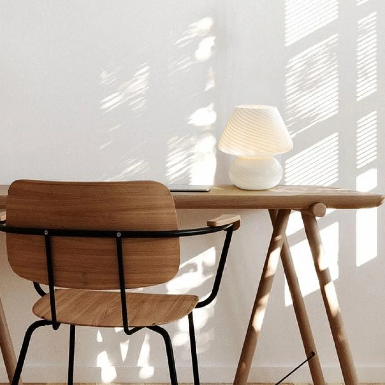 Настольная лампа из цельного стекла с округлым основанием и конусообразным абажуром со спиралевидным узором NAVI Настольная лампа из цельного стекла с округлым основанием и конусообразным абажуром со спиралевидным узором NAVI