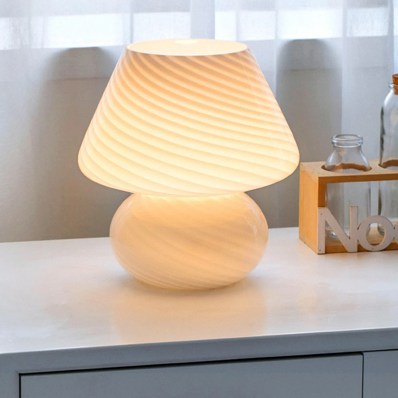 Настольная лампа из цельного стекла с округлым основанием и конусообразным абажуром со спиралевидным узором NAVI Настольная лампа из цельного стекла с округлым основанием и конусообразным абажуром со спиралевидным узором NAVI