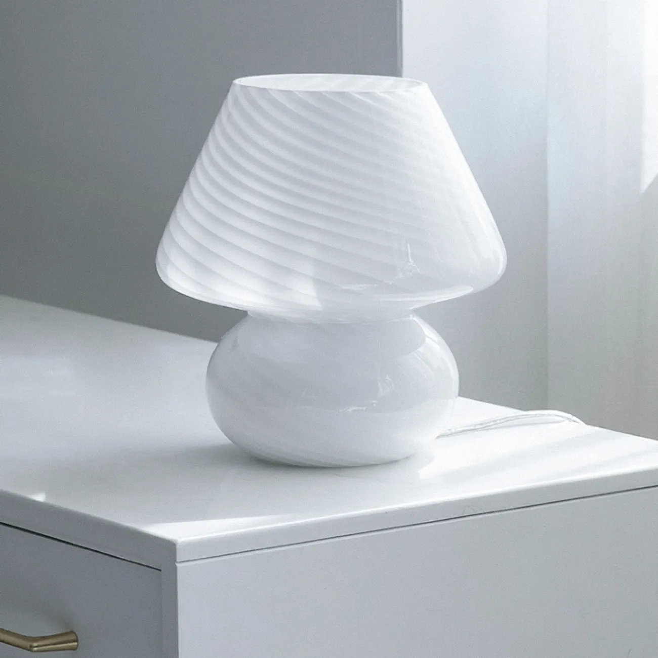 Настольная лампа из цельного стекла с округлым основанием и конусообразным абажуром со спиралевидным узором NAVI Настольная лампа из цельного стекла с округлым основанием и конусообразным абажуром со спиралевидным узором NAVI