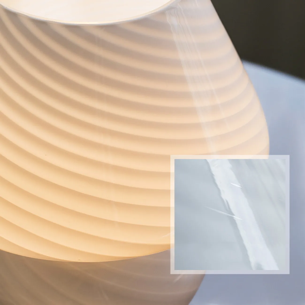 Настольная лампа из цельного стекла с округлым основанием и конусообразным абажуром со спиралевидным узором NAVI Настольная лампа из цельного стекла с округлым основанием и конусообразным абажуром со спиралевидным узором NAVI