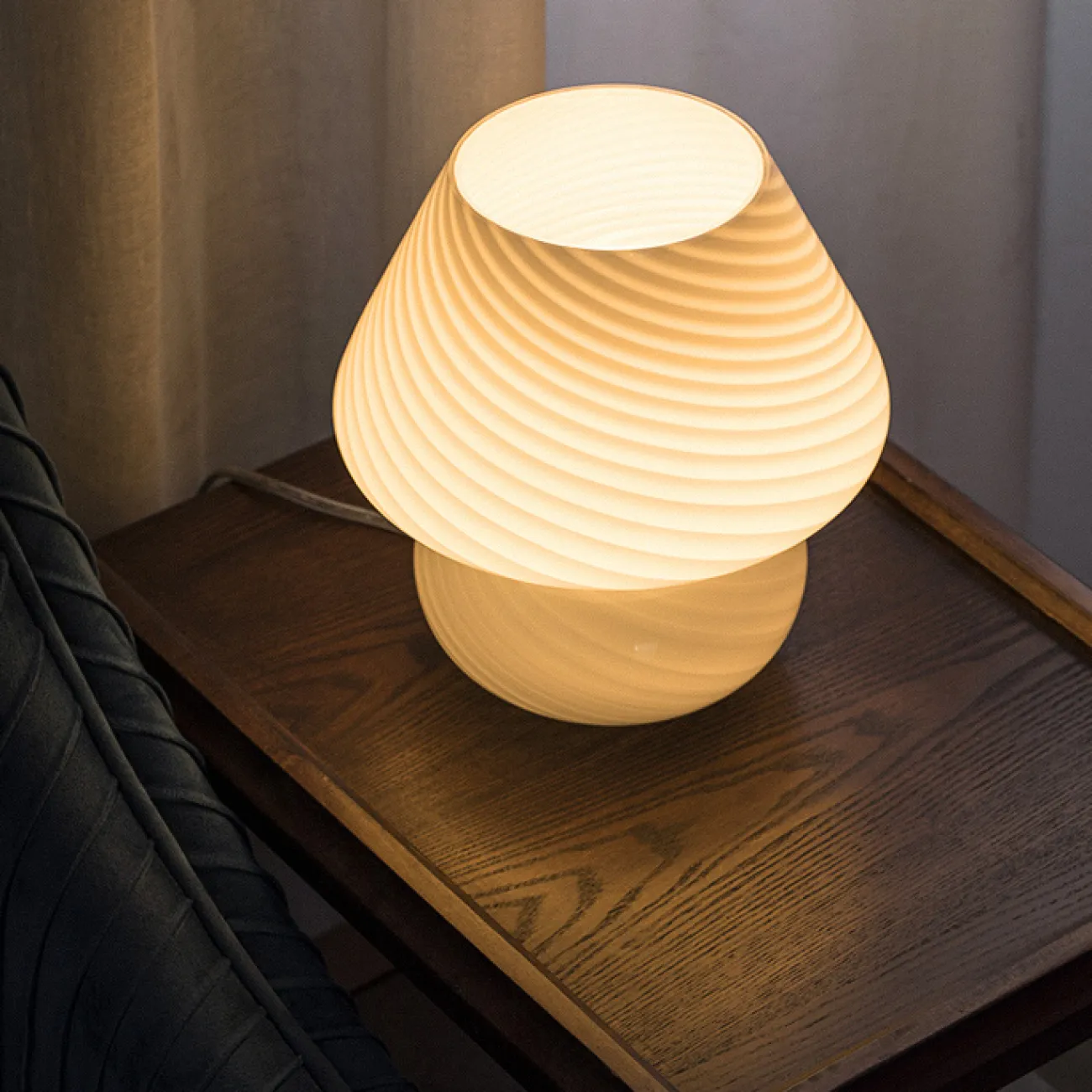 Настольная лампа из цельного стекла с округлым основанием и конусообразным абажуром со спиралевидным узором NAVI Настольная лампа из цельного стекла с округлым основанием и конусообразным абажуром со спиралевидным узором NAVI