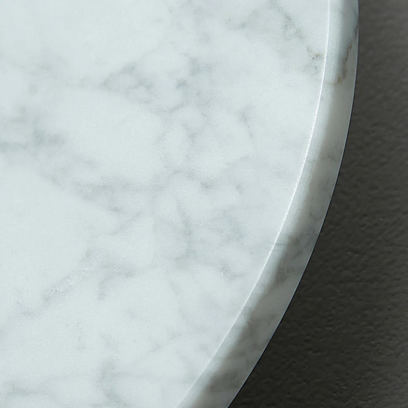 Серия настенных светодиодных светильников с точечным источником на дисковидном основании из мрамора HOLSTEN Green