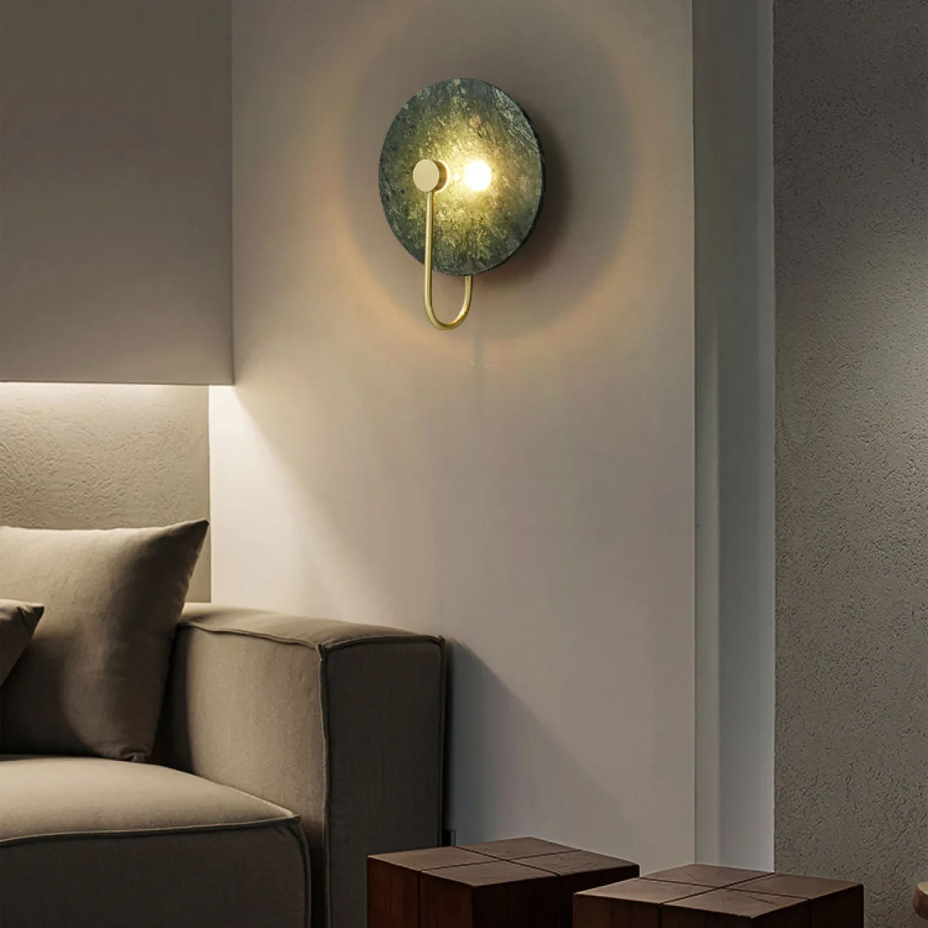 Серия настенных светодиодных светильников с точечным источником на дисковидном основании из мрамора HOLSTEN Green