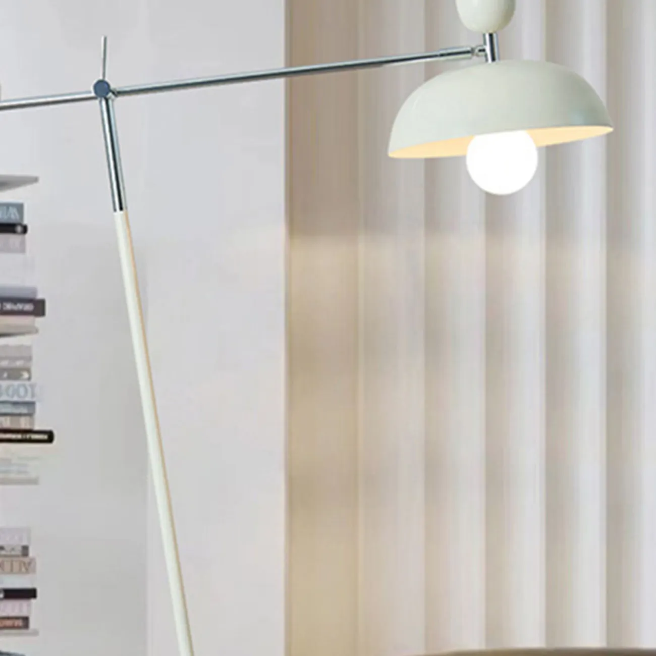 Напольный светильник с белым купольным абажуром на штативе с механизмом регулировки наклона MATHEW