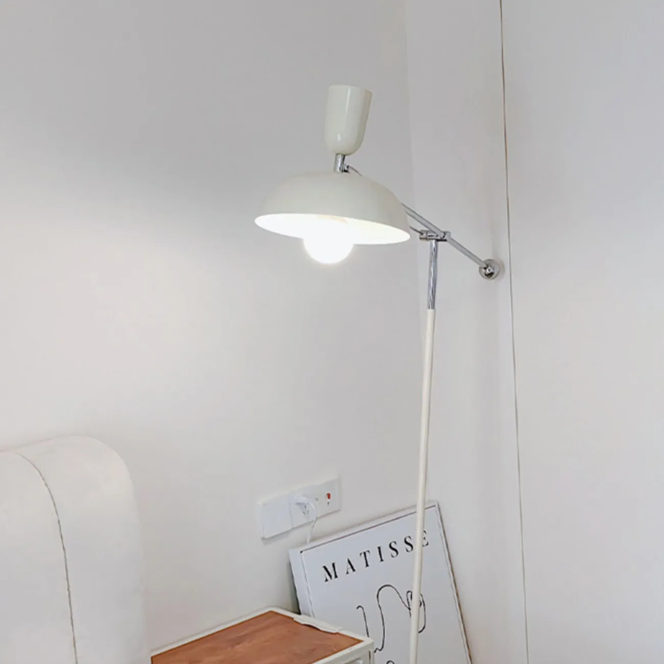 Напольный светильник с белым купольным абажуром на штативе с механизмом регулировки наклона MATHEW