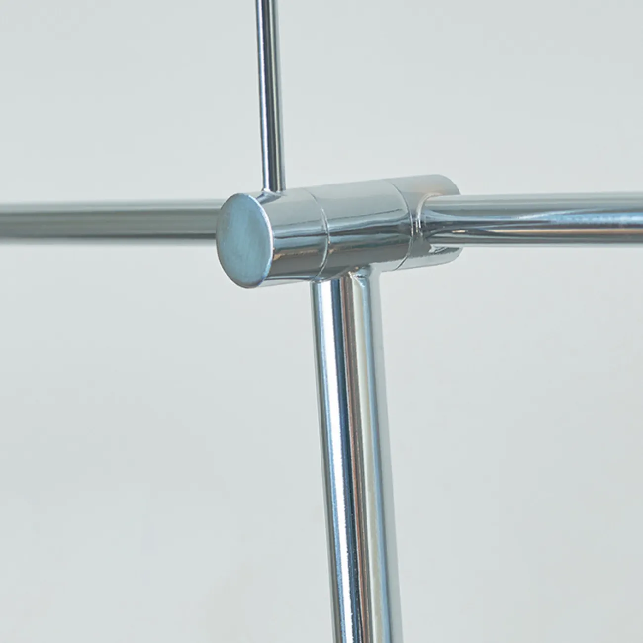 Напольный светильник с белым купольным абажуром на штативе с механизмом регулировки наклона MATHEW