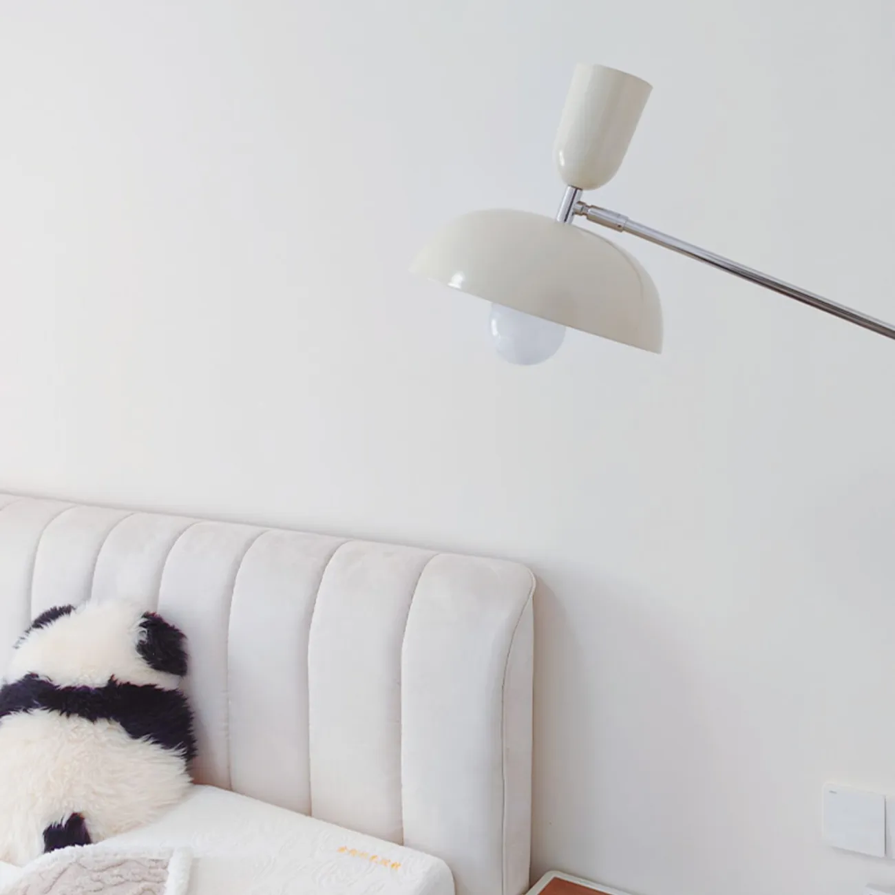 Напольный светильник с белым купольным абажуром на штативе с механизмом регулировки наклона MATHEW