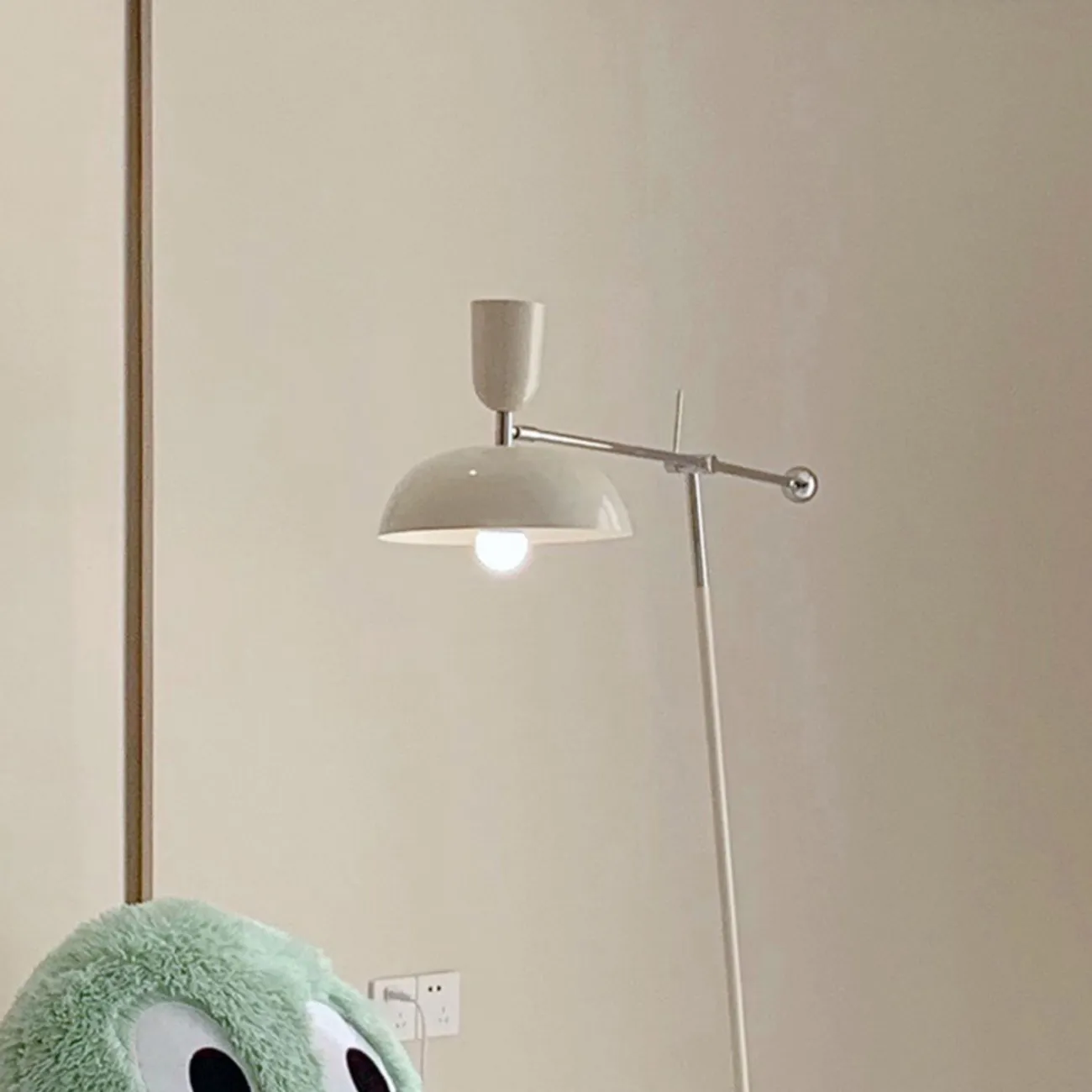 Напольный светильник с белым купольным абажуром на штативе с механизмом регулировки наклона MATHEW