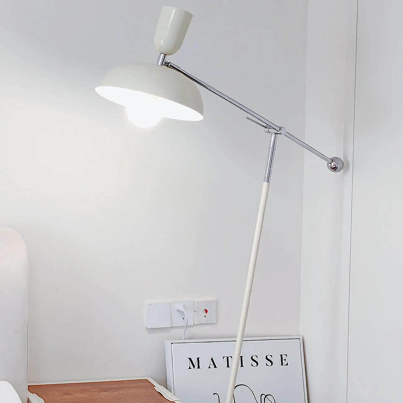 Напольный светильник с белым купольным абажуром на штативе с механизмом регулировки наклона MATHEW