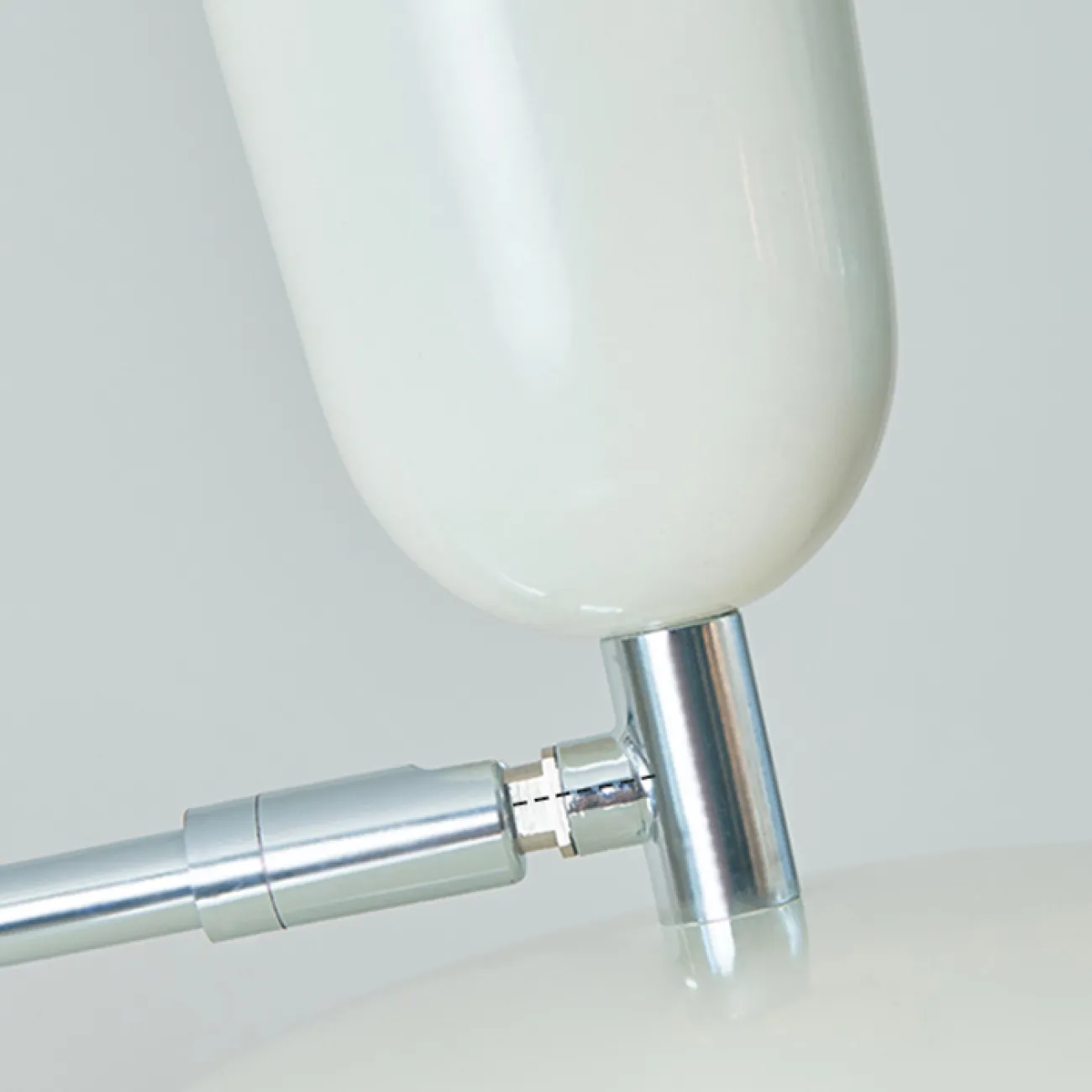 Напольный светильник с белым купольным абажуром на штативе с механизмом регулировки наклона MATHEW