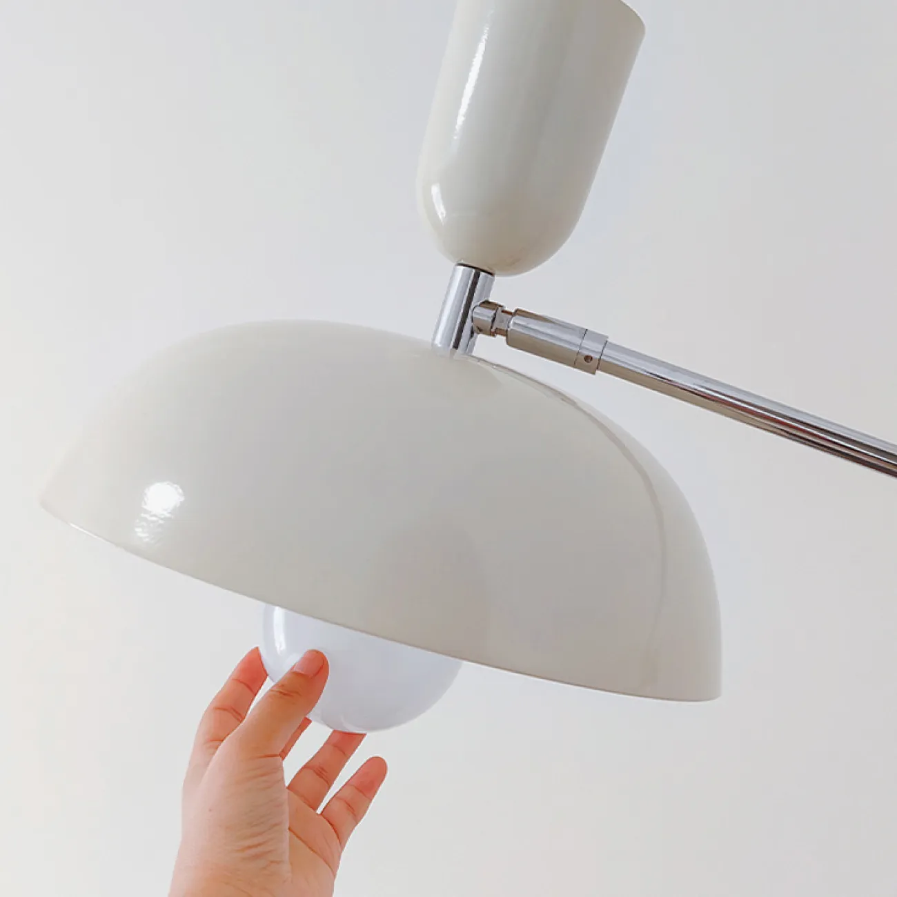 Напольный светильник с белым купольным абажуром на штативе с механизмом регулировки наклона MATHEW