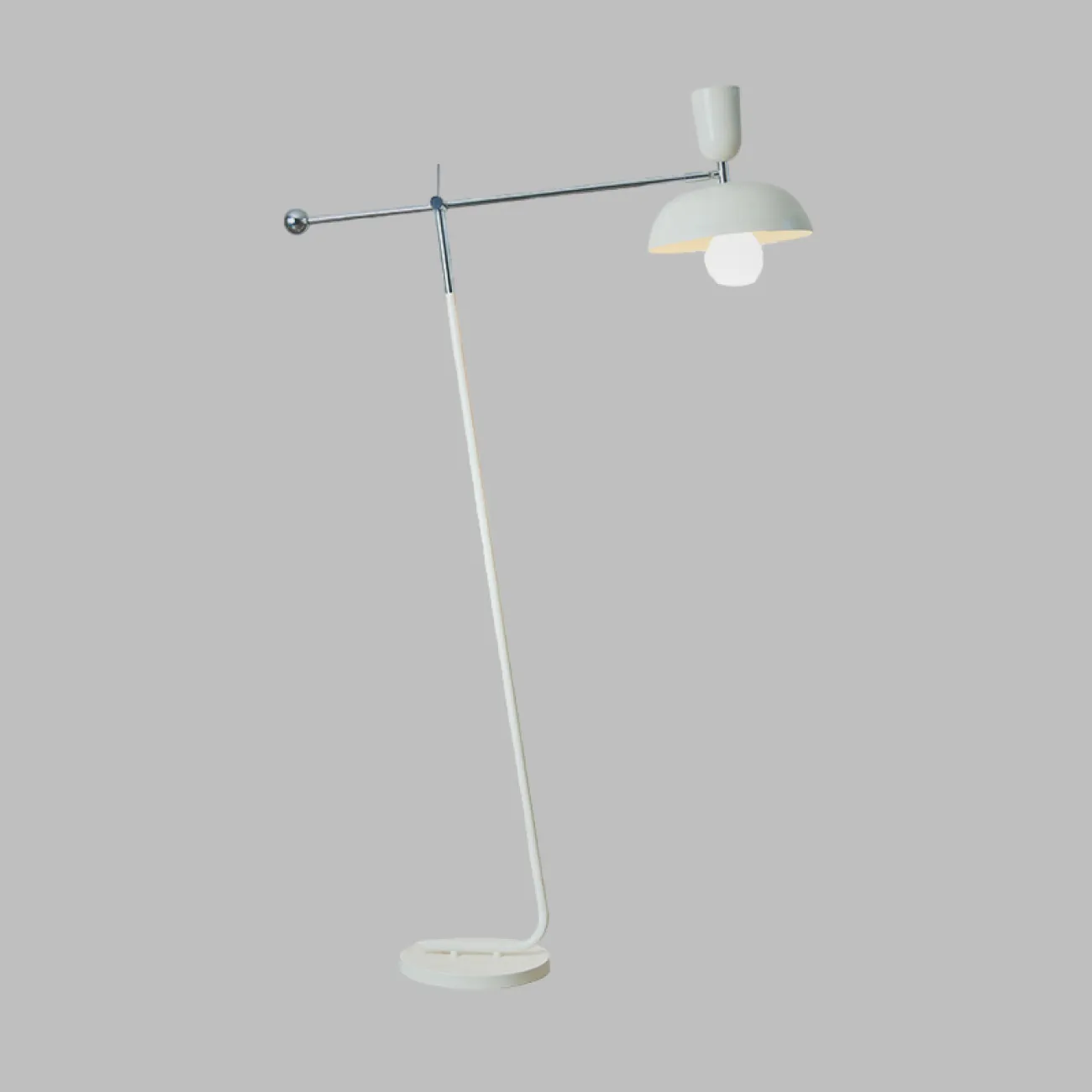 Напольный светильник с белым купольным абажуром на штативе с механизмом регулировки наклона MATHEW