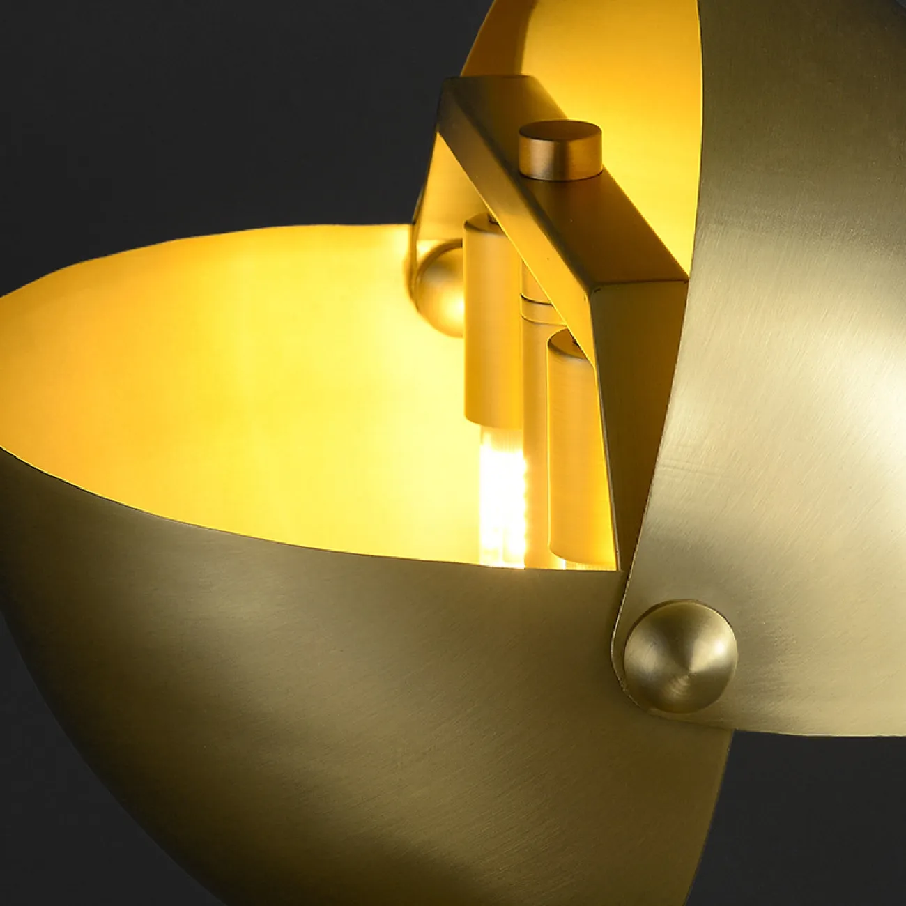 Настольный светильник с металлическим рассеивателем из двух скреплённых шаровидных сегментов ZETA TAB