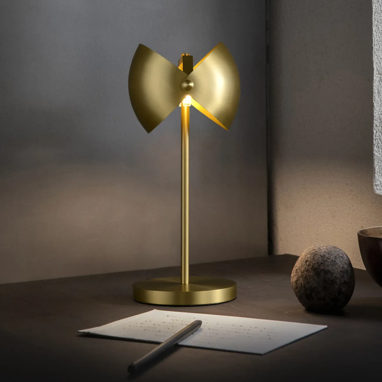 Настольный светильник с металлическим рассеивателем из двух скреплённых шаровидных сегментов ZETA TAB