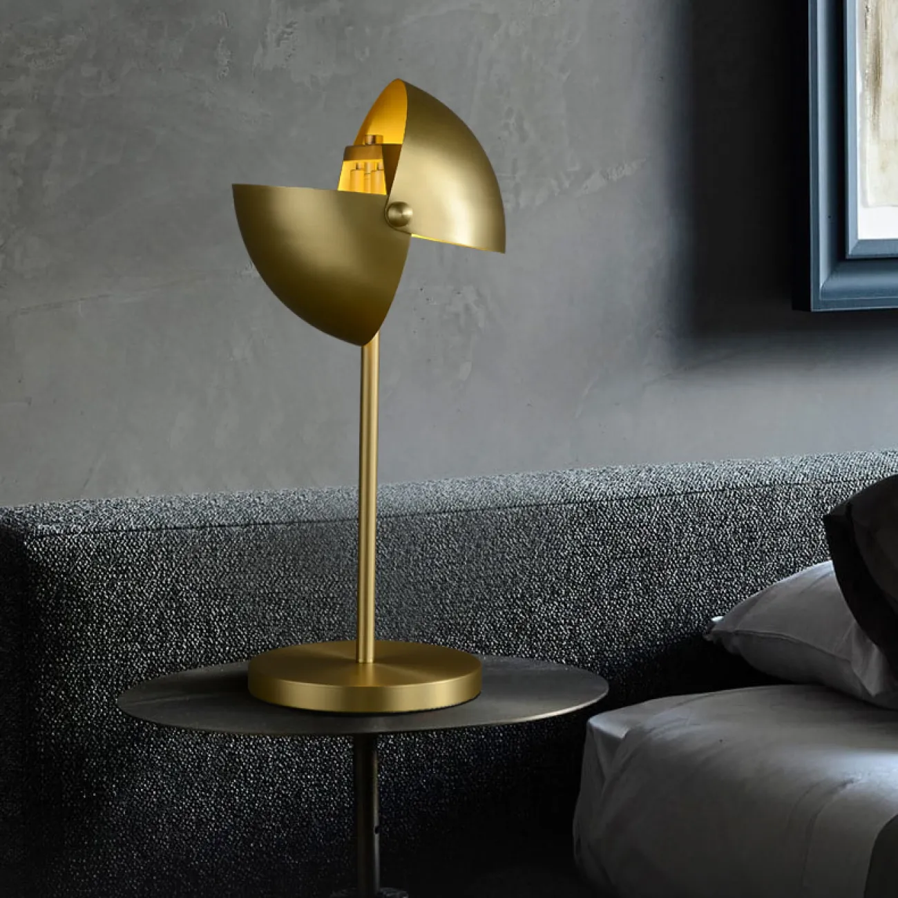 Настольный светильник с металлическим рассеивателем из двух скреплённых шаровидных сегментов ZETA TAB