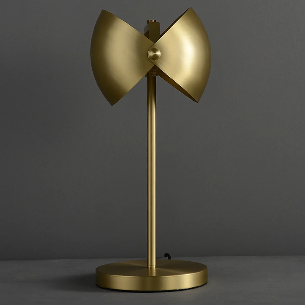 Настольный светильник с металлическим рассеивателем из двух скреплённых шаровидных сегментов ZETA TAB