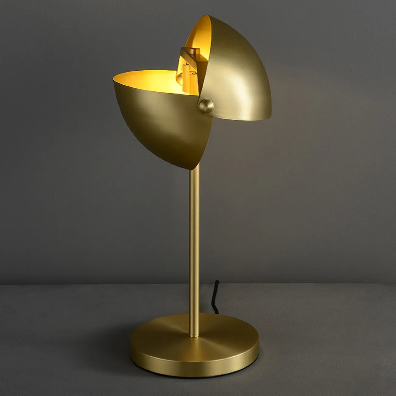 Настольный светильник с металлическим рассеивателем из двух скреплённых шаровидных сегментов ZETA TAB