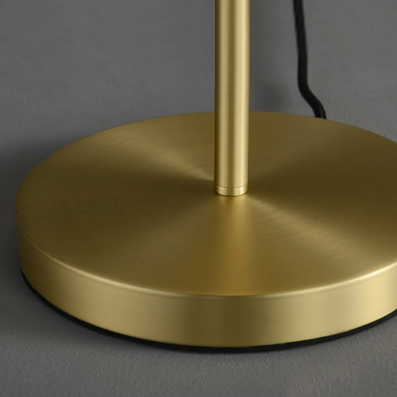 Настольный светильник с металлическим рассеивателем из двух скреплённых шаровидных сегментов ZETA TAB