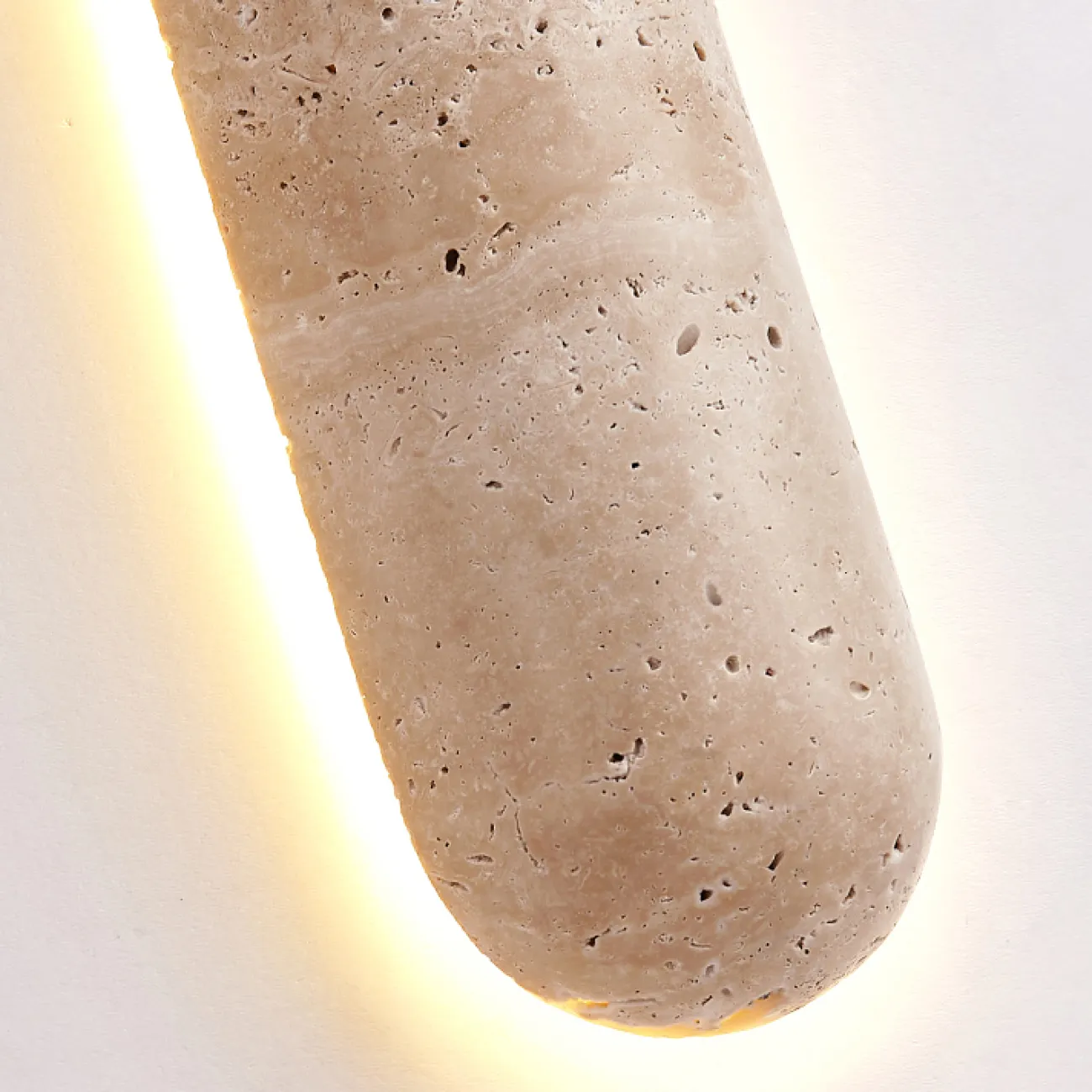 Серия настенных светодиодных светильников с вытянутым цилиндрическим корпусом из желтого камня травертина CASTIEL L35