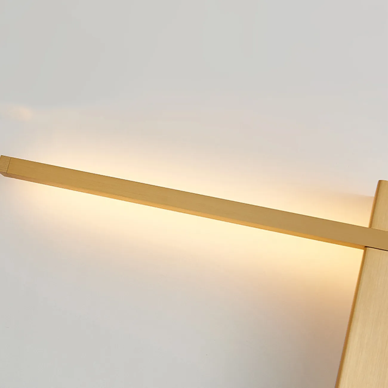 Серия настенных светильников в минималистичном стиле в виде вытянутой прямоугольной стойки с LED-подсветкой GIA COLOR Black