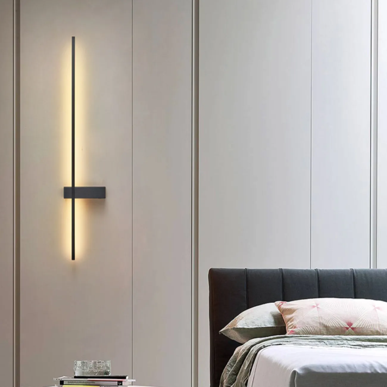 Серия настенных светильников в минималистичном стиле в виде вытянутой прямоугольной стойки с LED-подсветкой GIA COLOR Black