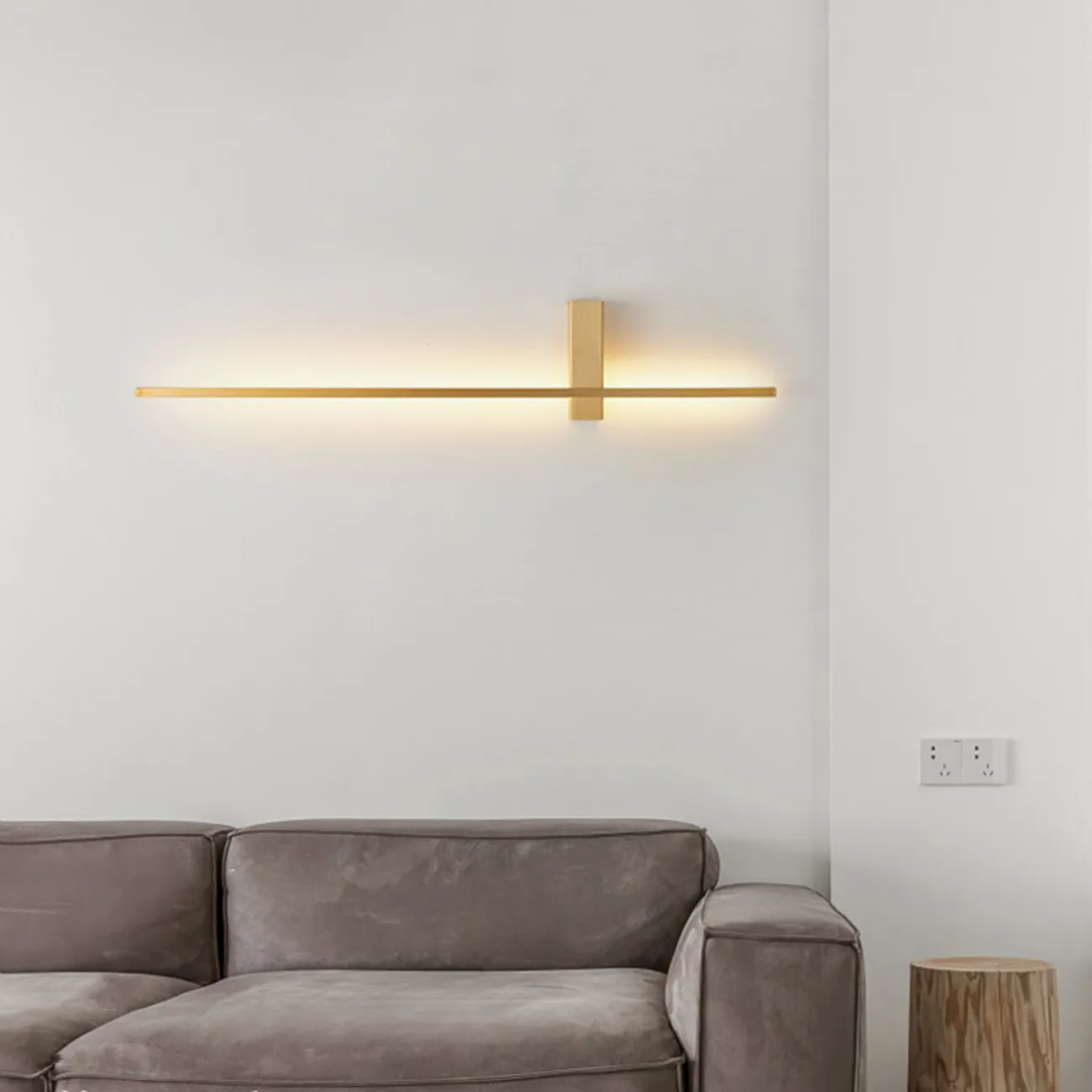 Серия настенных светильников в минималистичном стиле в виде вытянутой прямоугольной стойки с LED-подсветкой GIA COLOR Black