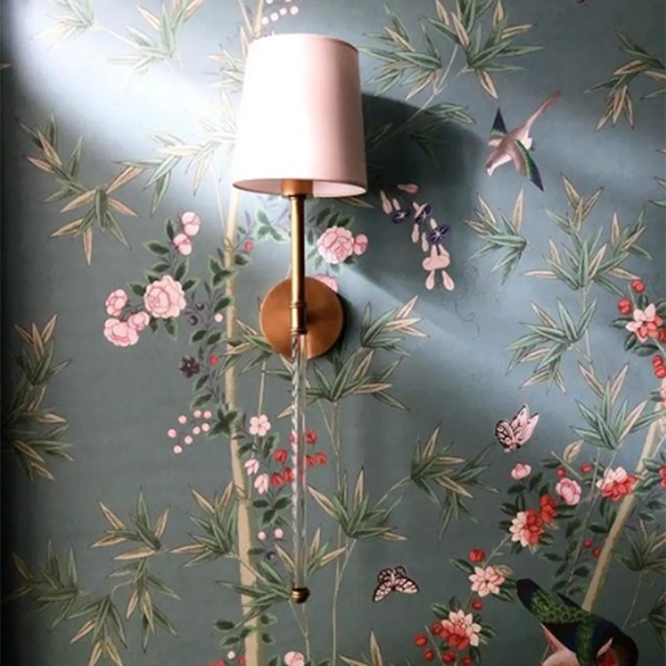 Настенный светильник с коническим текстильным абажуром на сборной стойке из латуни и хрусталя DEMIAN Brass