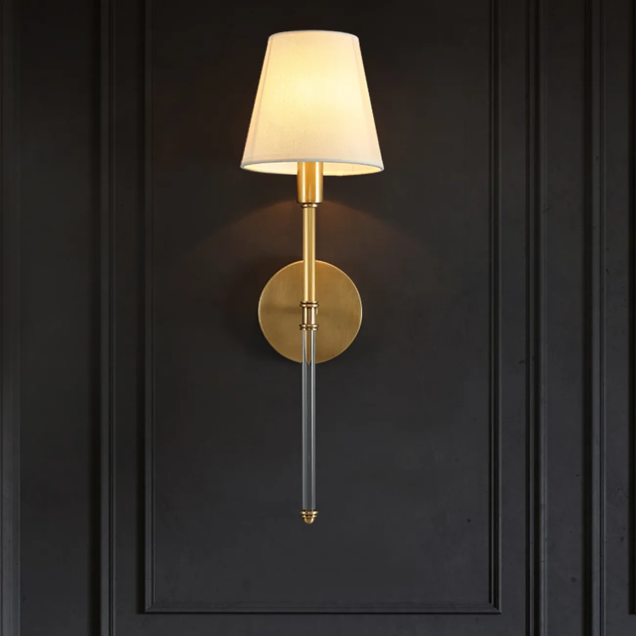 Настенный светильник с коническим текстильным абажуром на сборной стойке из латуни и хрусталя DEMIAN Brass