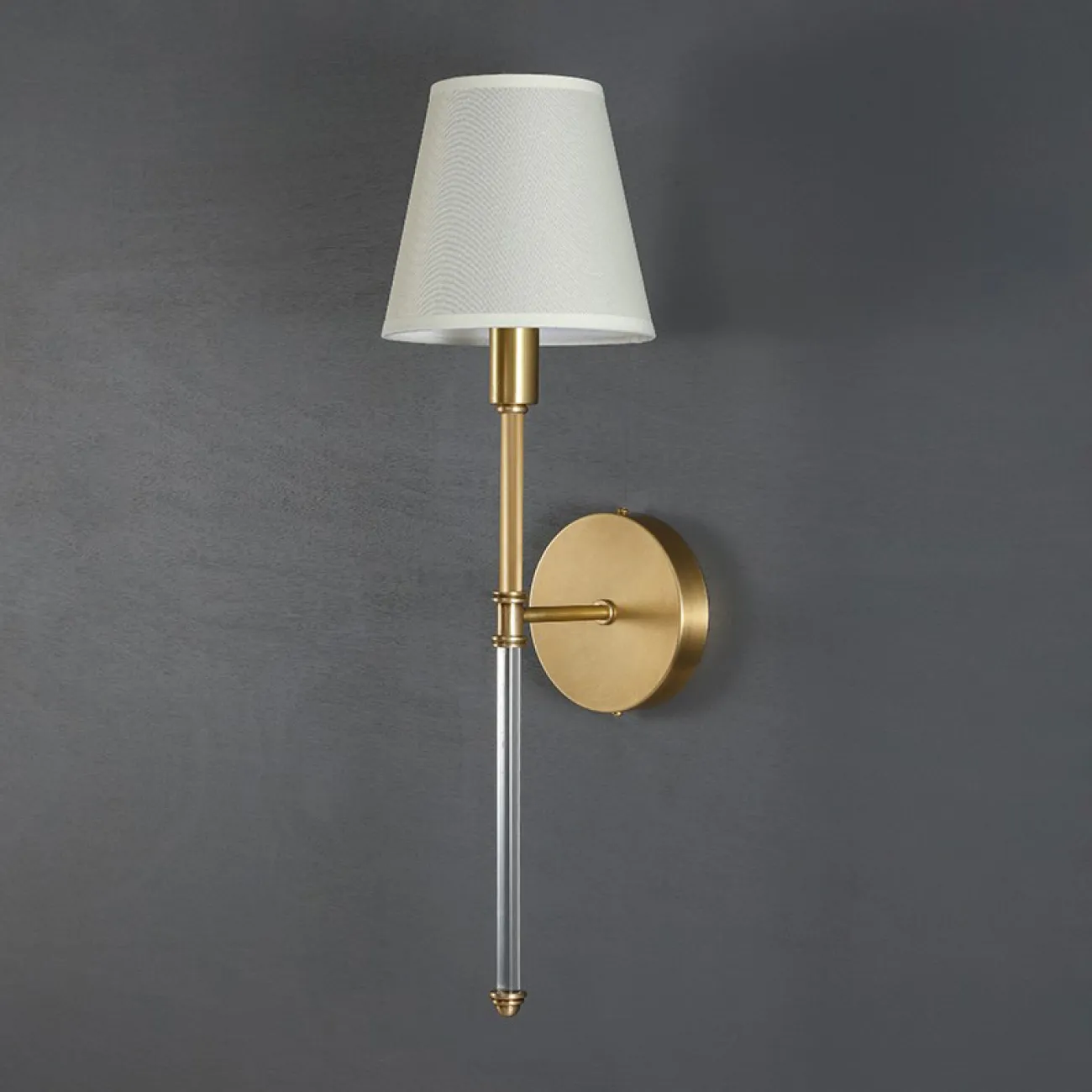 Настенный светильник с коническим текстильным абажуром на сборной стойке из латуни и хрусталя DEMIAN Brass