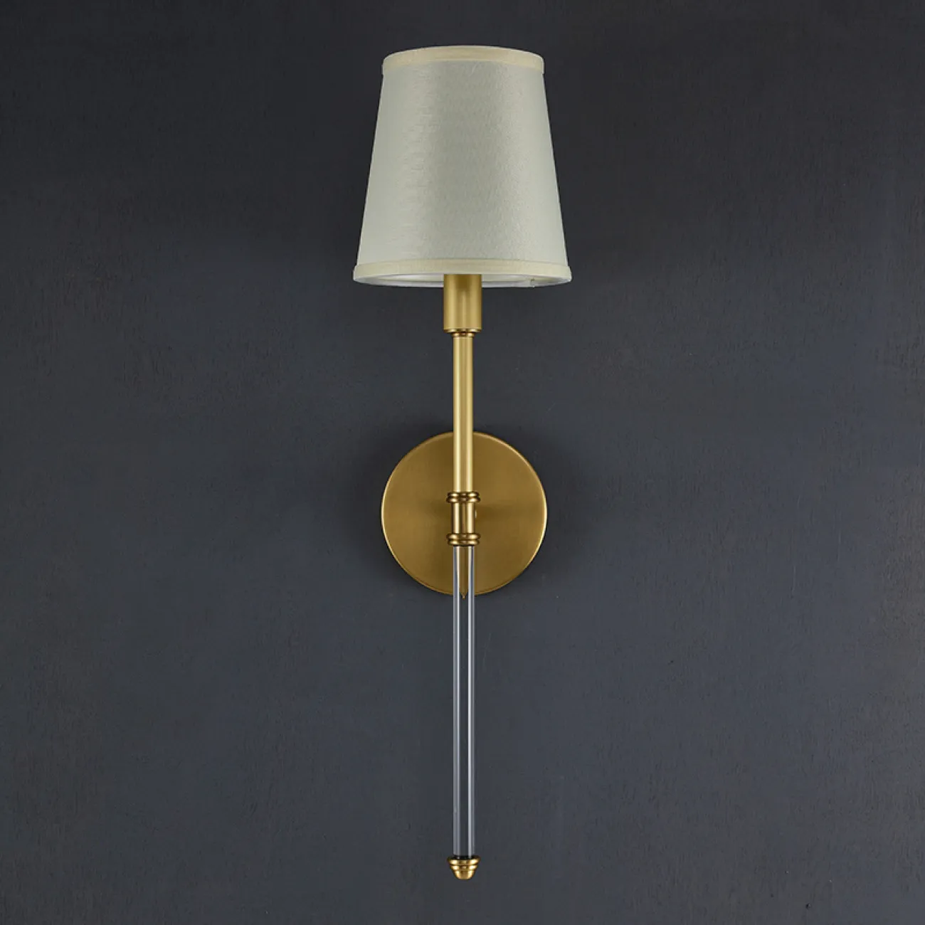 Настенный светильник с коническим текстильным абажуром на сборной стойке из латуни и хрусталя DEMIAN Brass