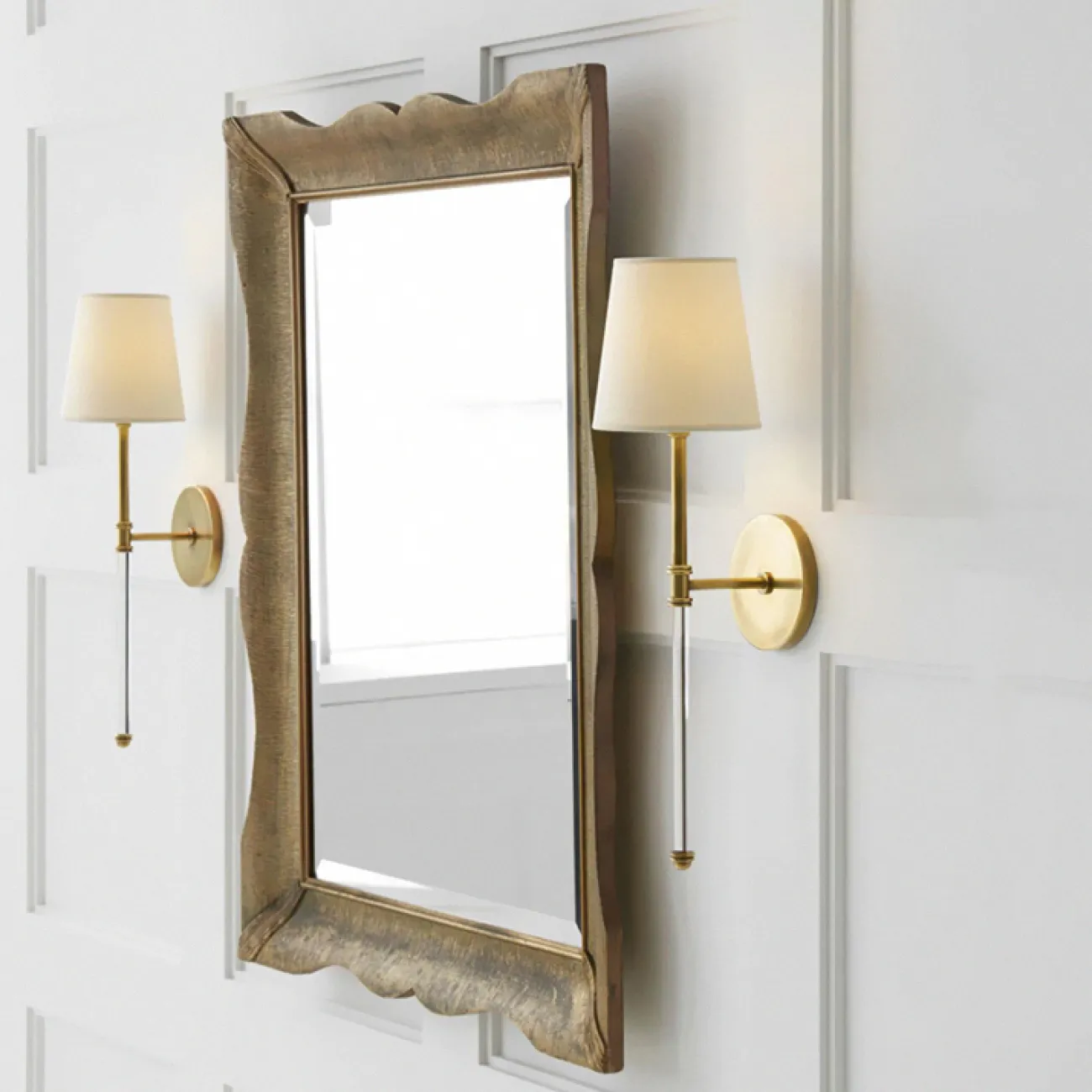 Настенный светильник с коническим текстильным абажуром на сборной стойке из латуни и хрусталя DEMIAN Brass