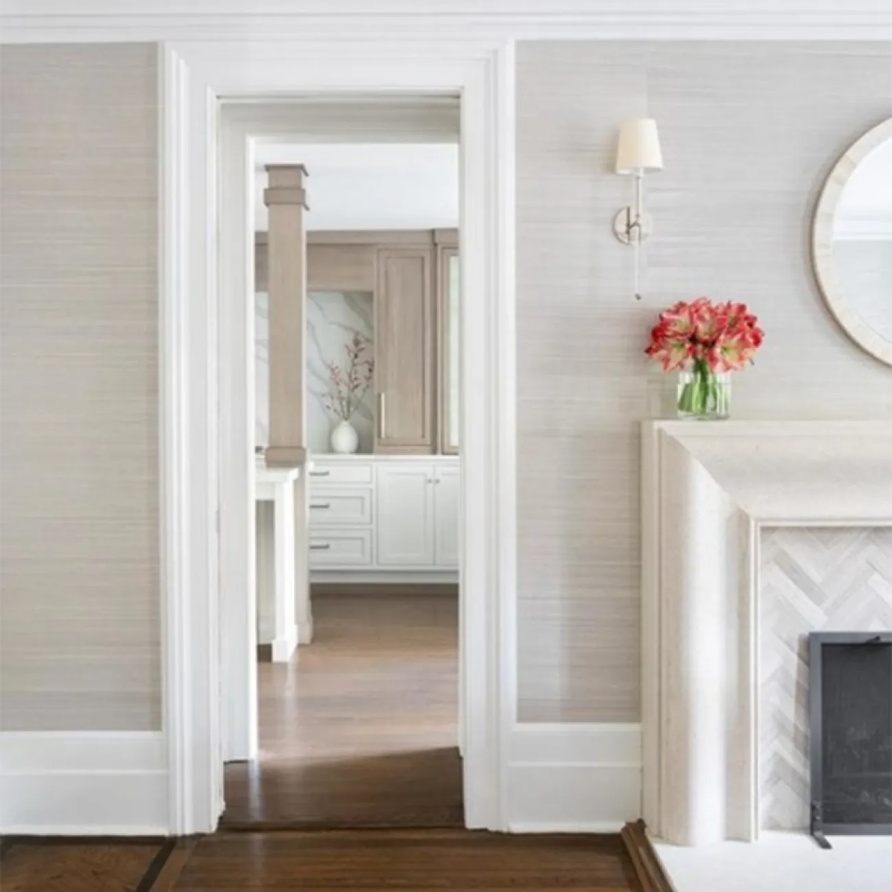 Настенный светильник с коническим текстильным абажуром на сборной стойке из латуни и хрусталя DEMIAN Brass