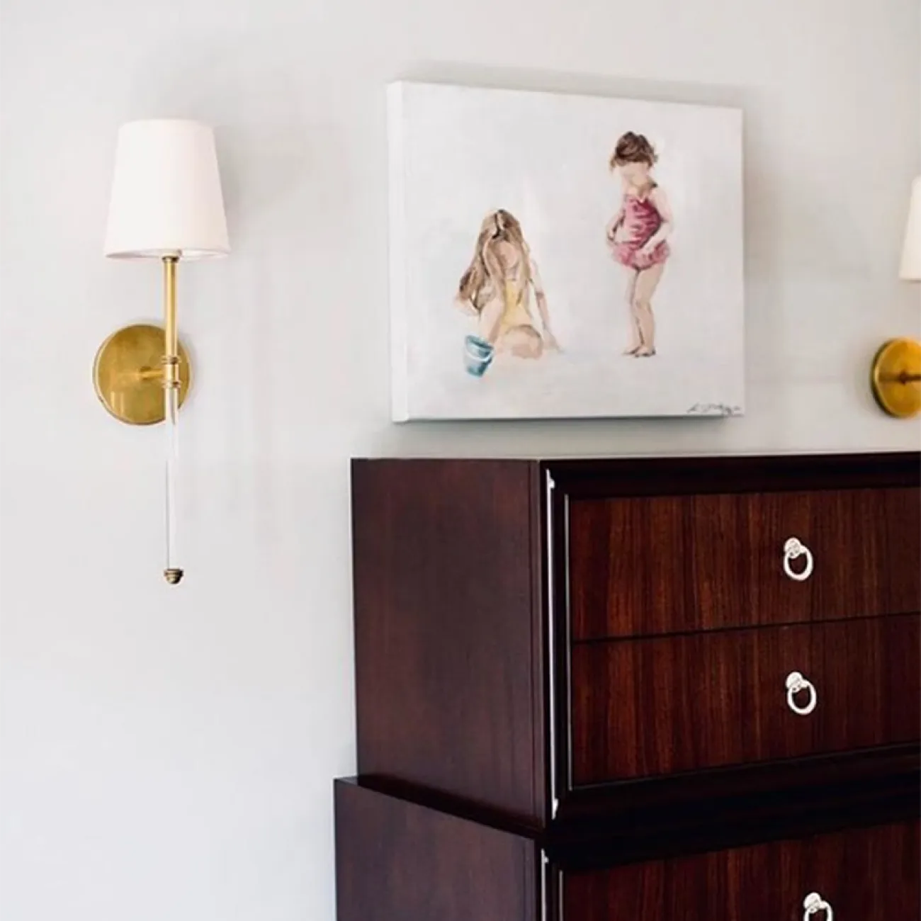 Настенный светильник с коническим текстильным абажуром на сборной стойке из латуни и хрусталя DEMIAN Brass