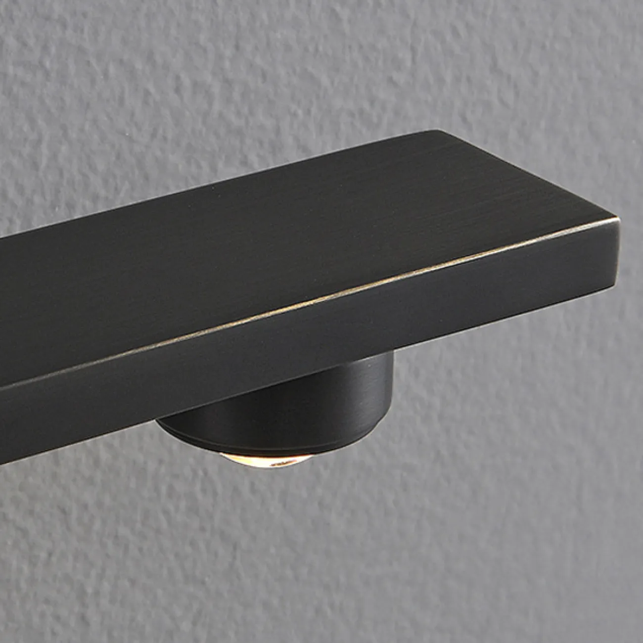 Серия настенных светильников с тремя линзированными светодиодными источниками на горизонтальной рейке ELENORA B Brass