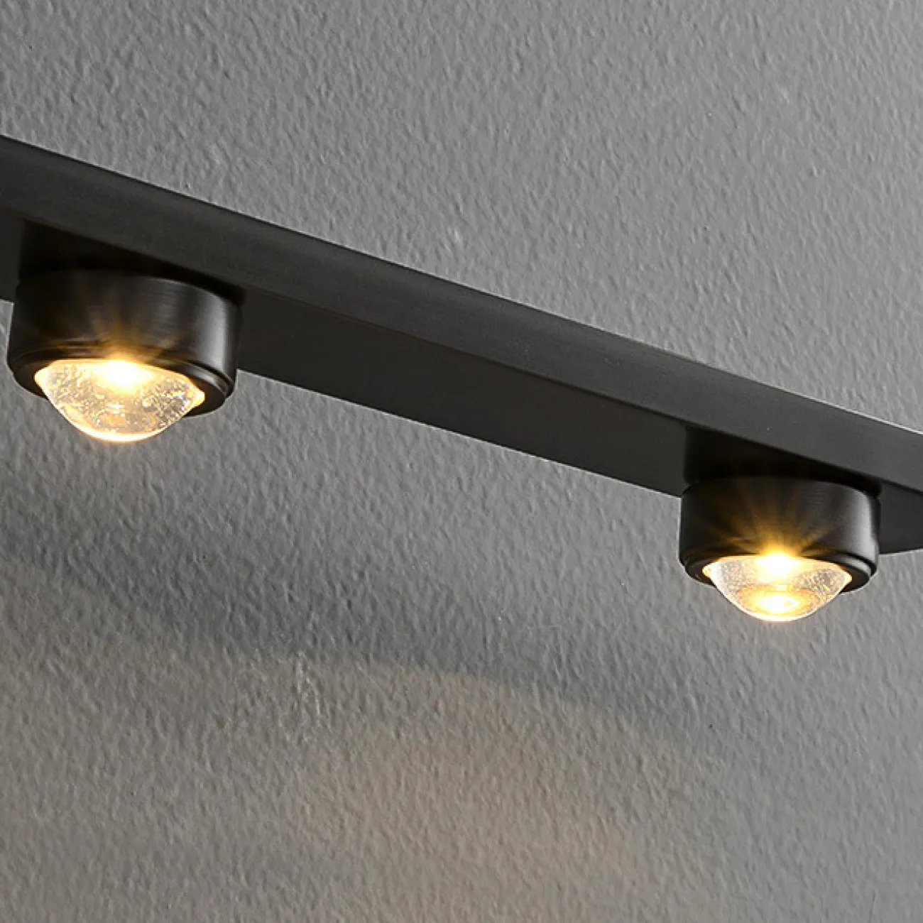 Серия настенных светильников с тремя линзированными светодиодными источниками на горизонтальной рейке ELENORA B Brass