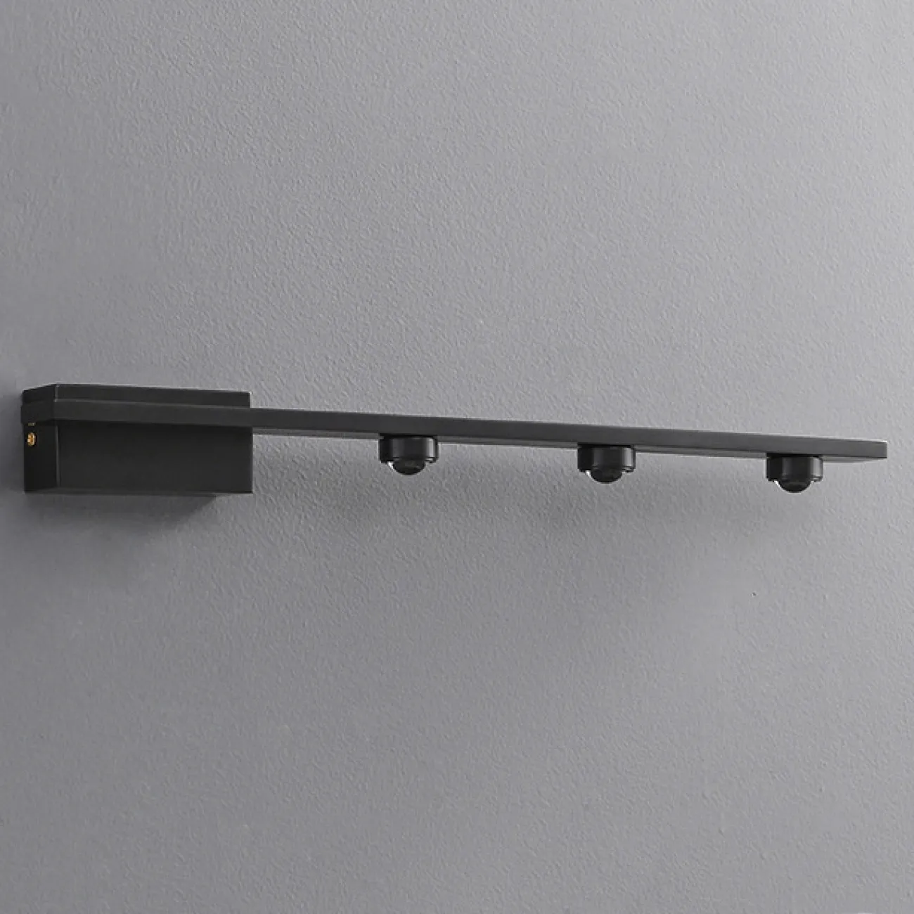 Серия настенных светильников с тремя линзированными светодиодными источниками на горизонтальной рейке ELENORA B Brass