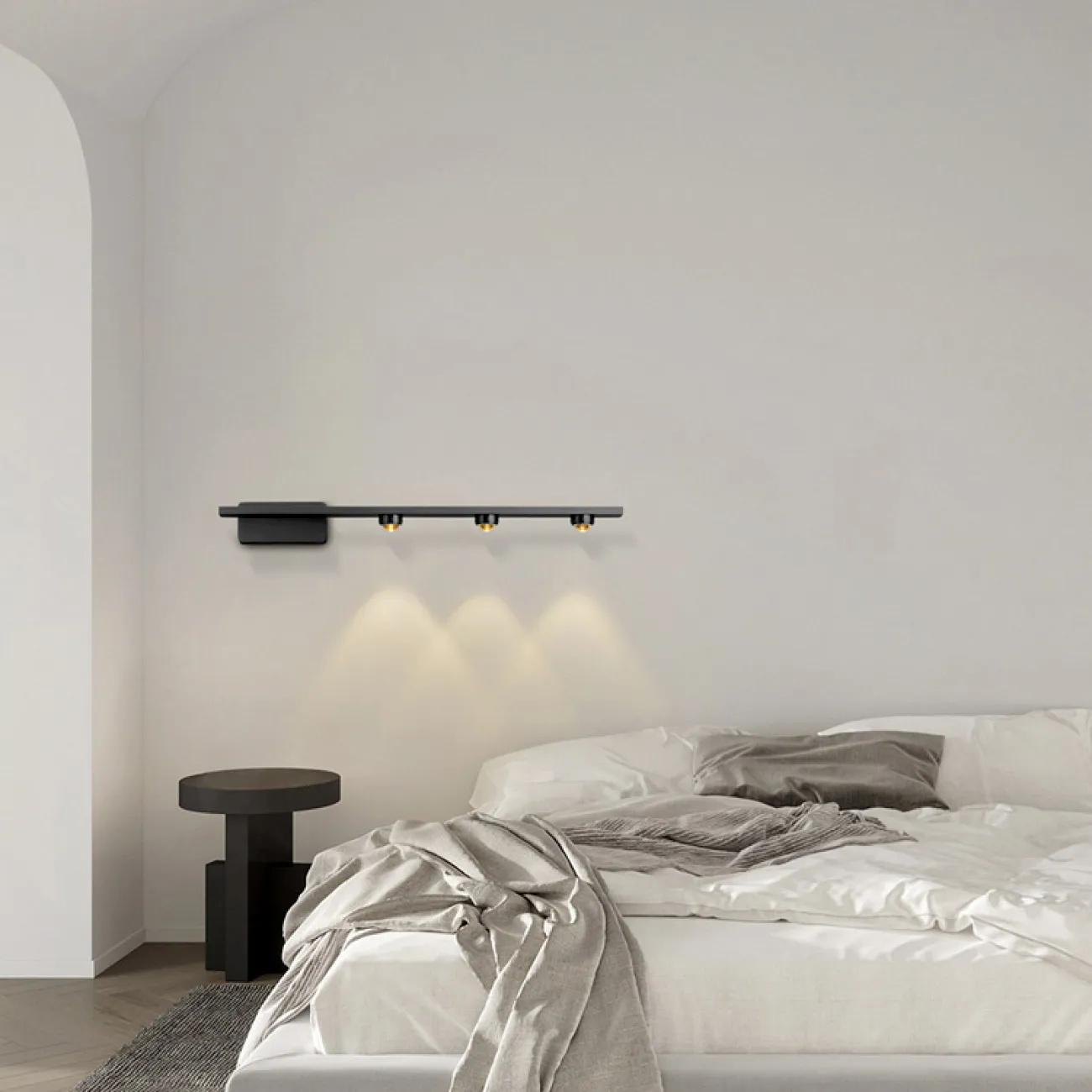 Серия настенных светильников с тремя линзированными светодиодными источниками на горизонтальной рейке ELENORA B Brass