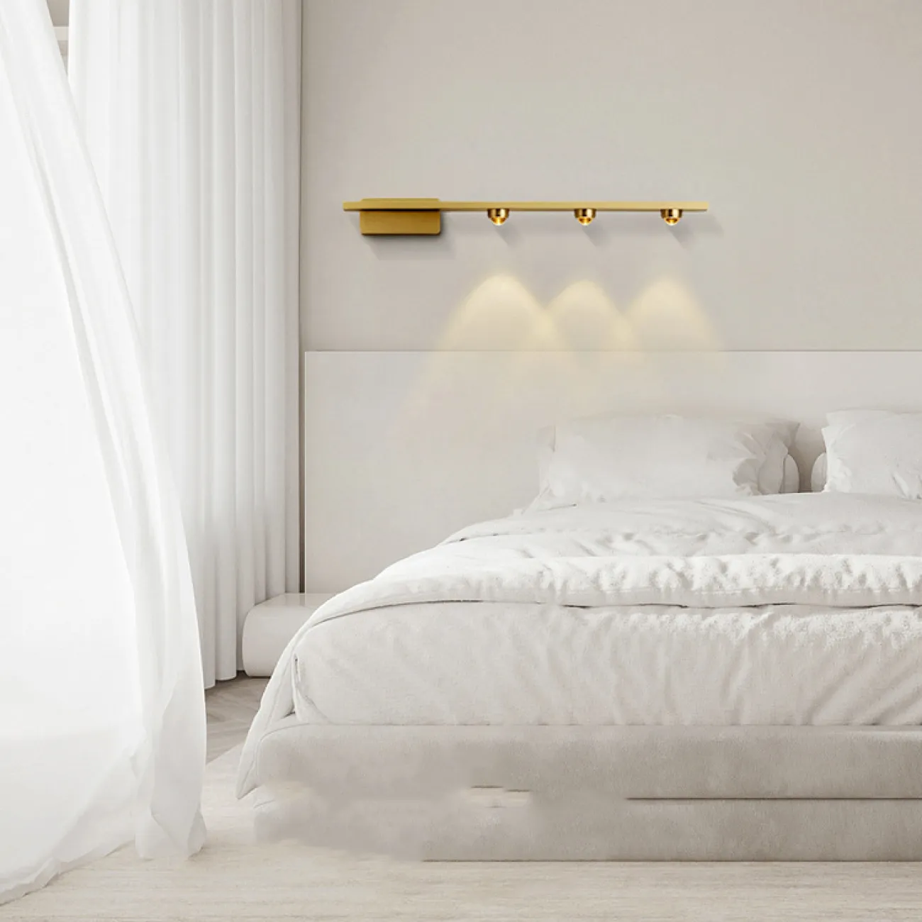 Серия настенных светильников с тремя линзированными светодиодными источниками на горизонтальной рейке ELENORA B Brass