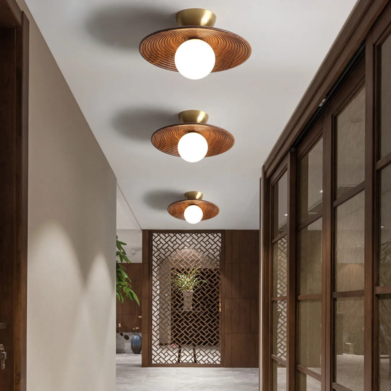 Настенный светильник со стеклянным шарообразным плафоном на рельефной чашеобразной основе из дерева KEDAR