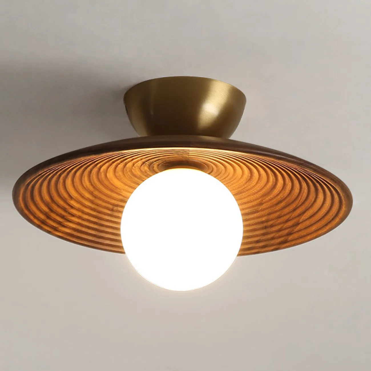 Настенный светильник со стеклянным шарообразным плафоном на рельефной чашеобразной основе из дерева KEDAR