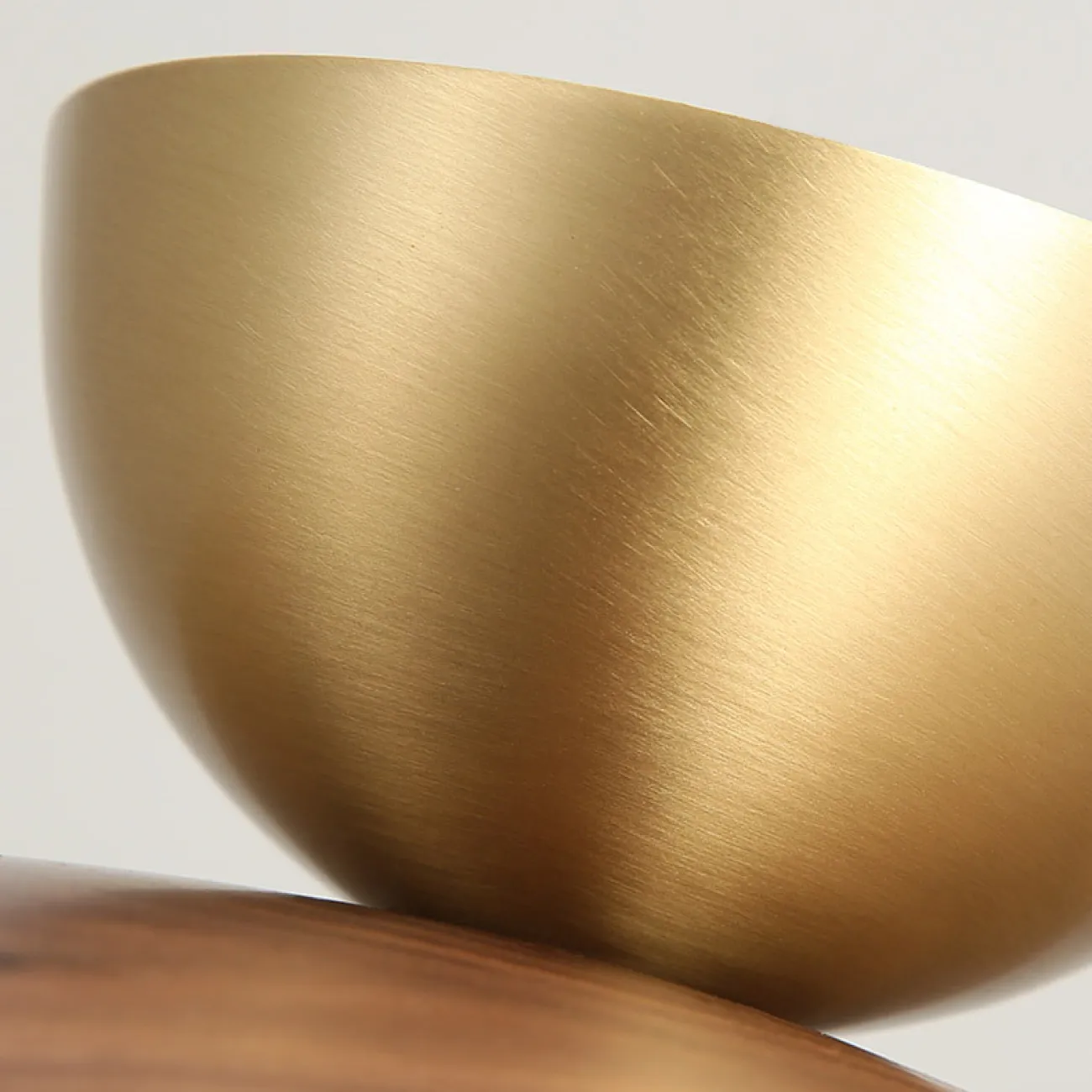 Настенный светильник со стеклянным шарообразным плафоном на рельефной чашеобразной основе из дерева KEDAR