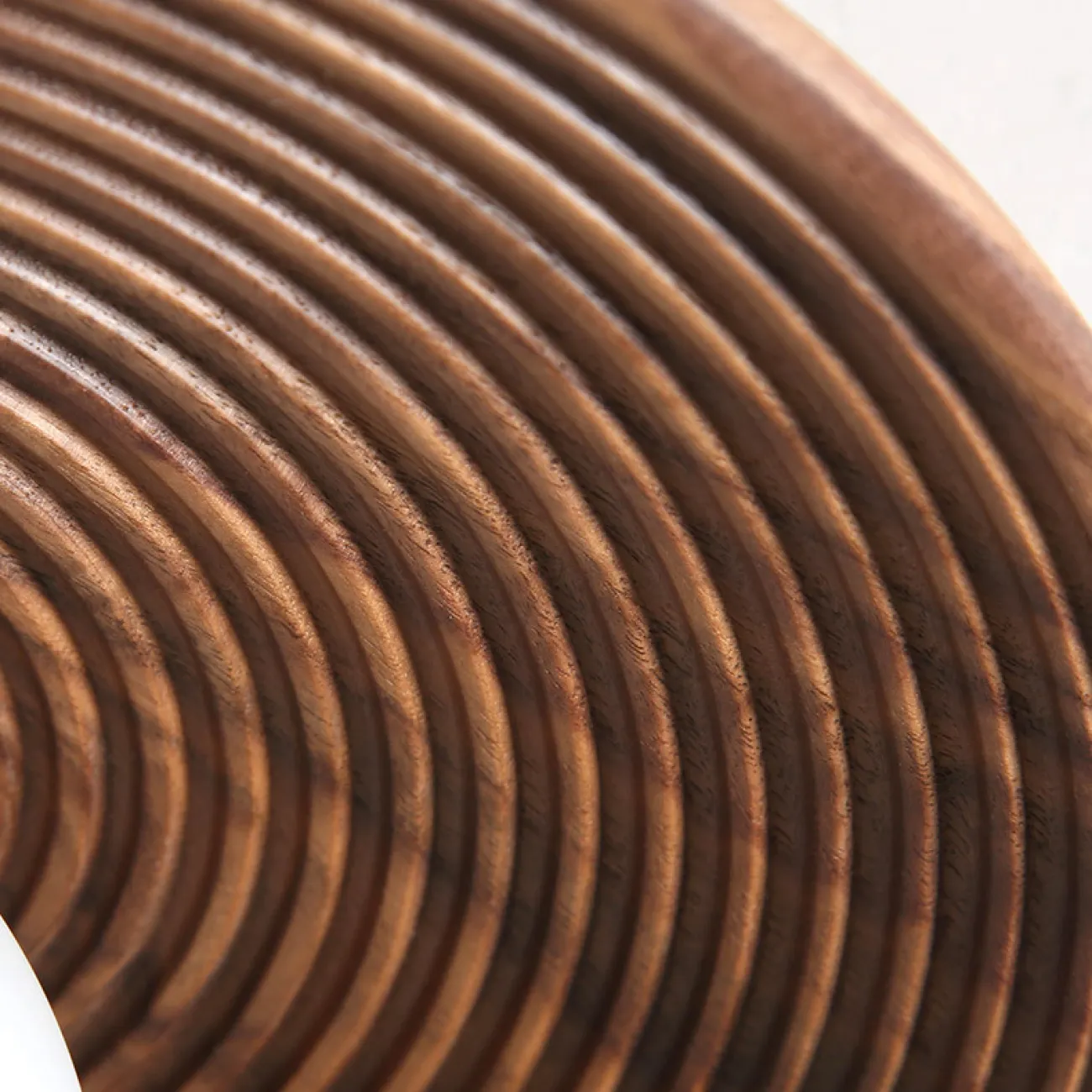 Настенный светильник со стеклянным шарообразным плафоном на рельефной чашеобразной основе из дерева KEDAR